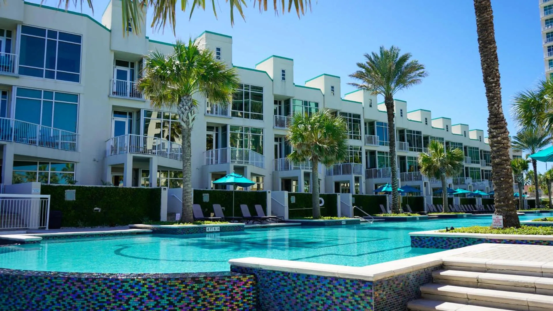 Swimming pool in Sapphire 1706