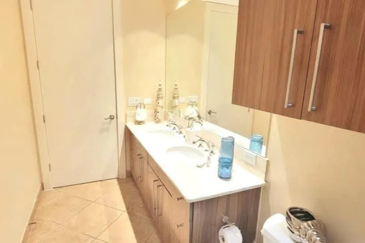 Photo of the whole room in Sapphire 1706