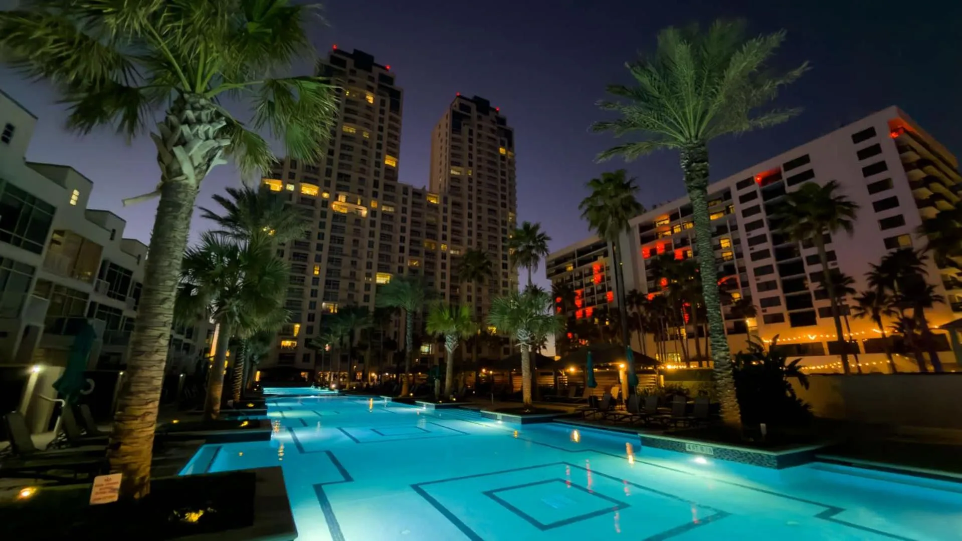 Swimming pool in Sapphire 1706