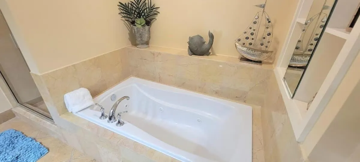 Bathroom in Sapphire 1706