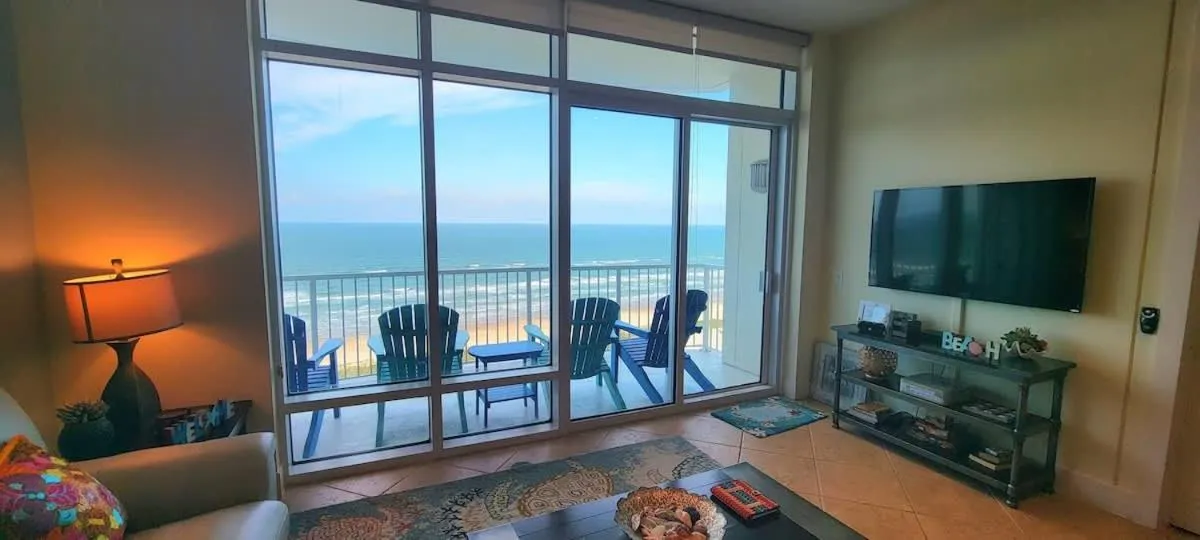 Living room in Sapphire 1706