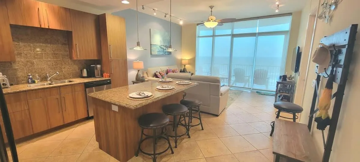 Kitchen or kitchenette in Sapphire 1706