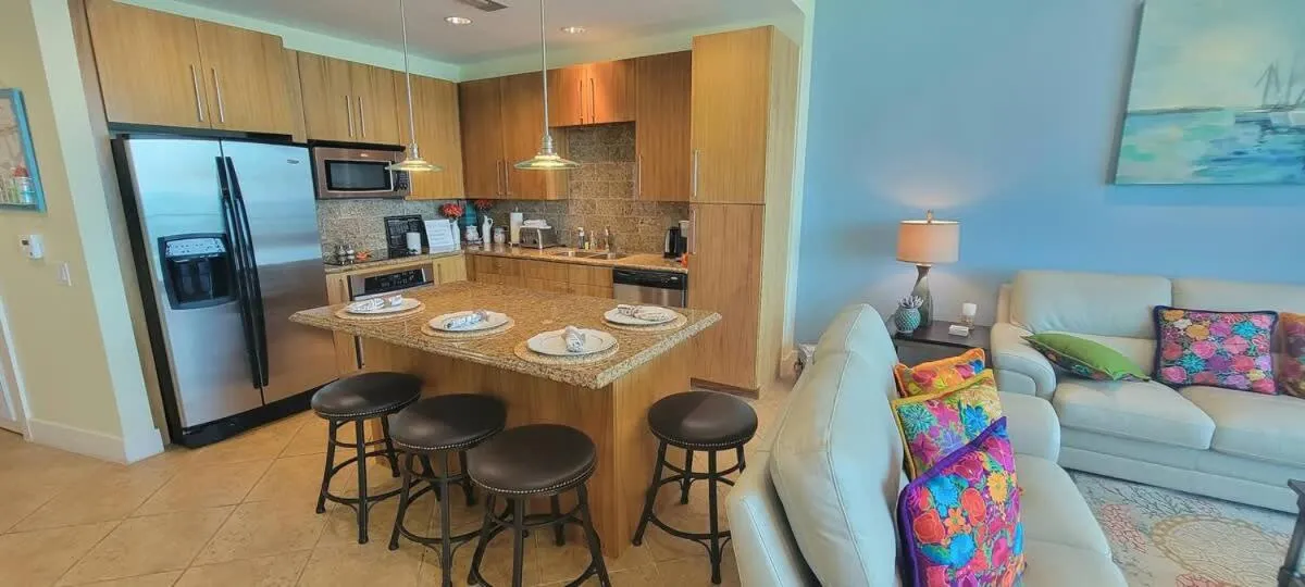 Dining area in Sapphire 1706