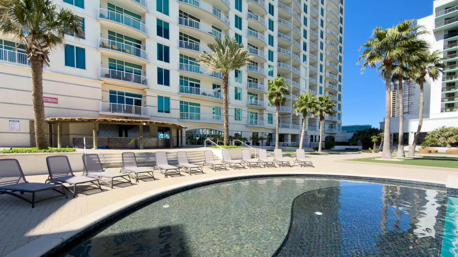 Swimming pool in Sapphire 1706