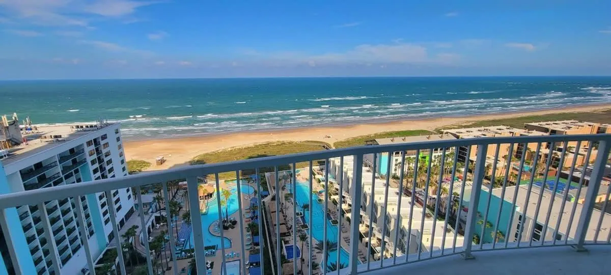 Swimming pool in Sapphire 1706