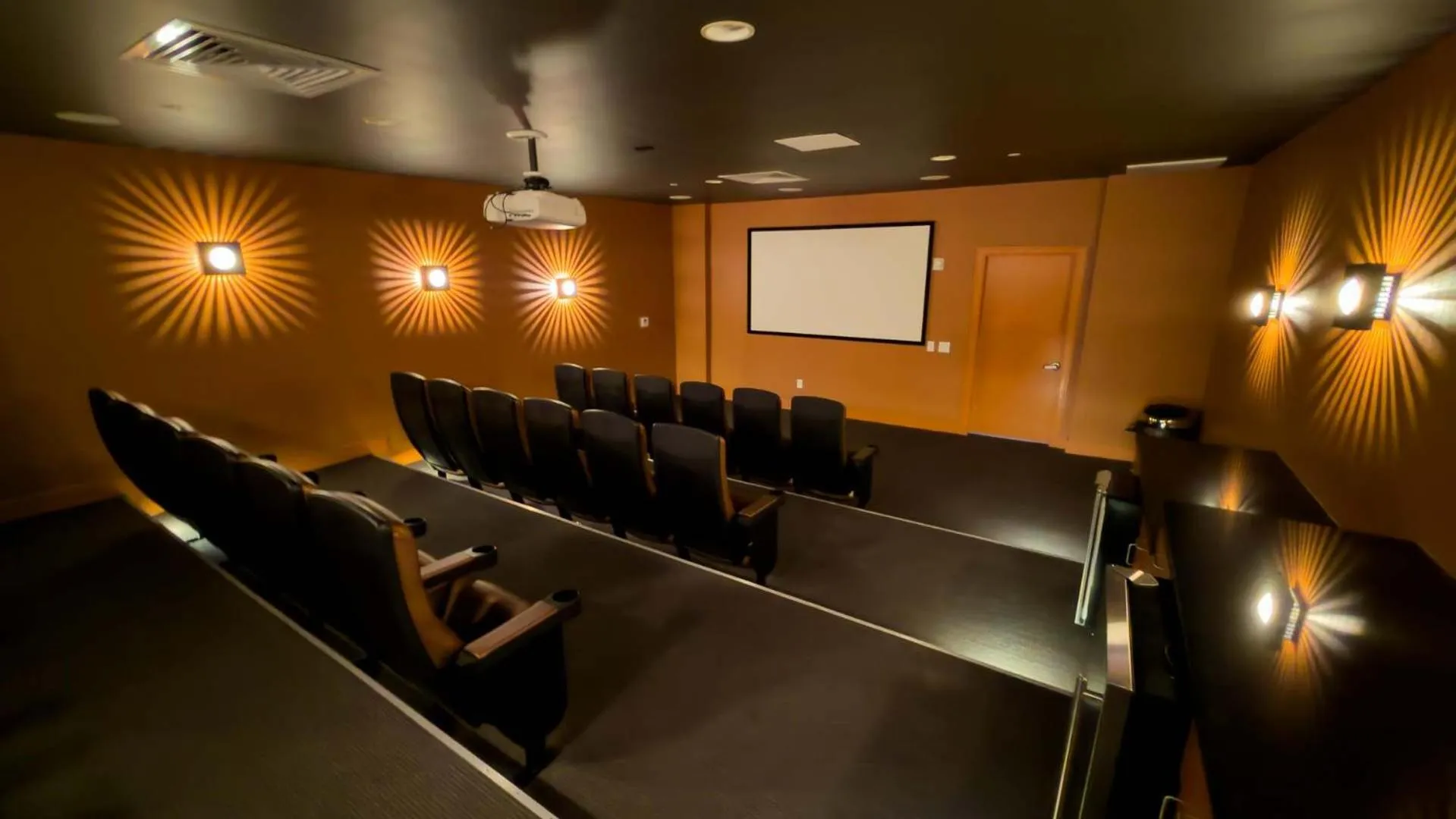 Photo of the whole room in Sapphire 1706