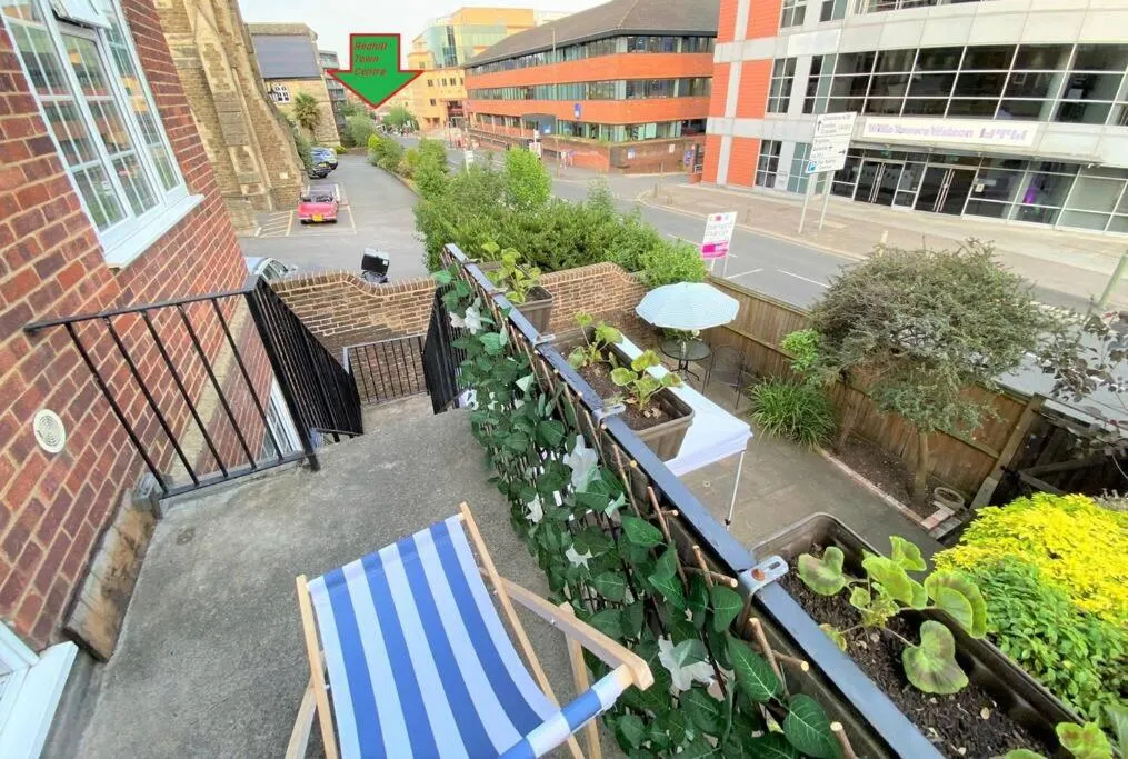 Redhill Town Centre 3 bed House near Gatwick Airport, easy commute to London