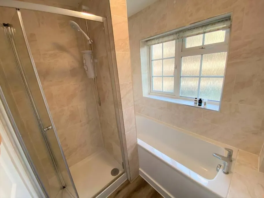 Redhill Town Centre 3 bed House near Gatwick Airport, easy commute to London