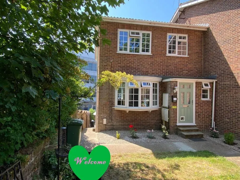 Redhill Town Centre 3 bed House near Gatwick Airport, easy commute to London