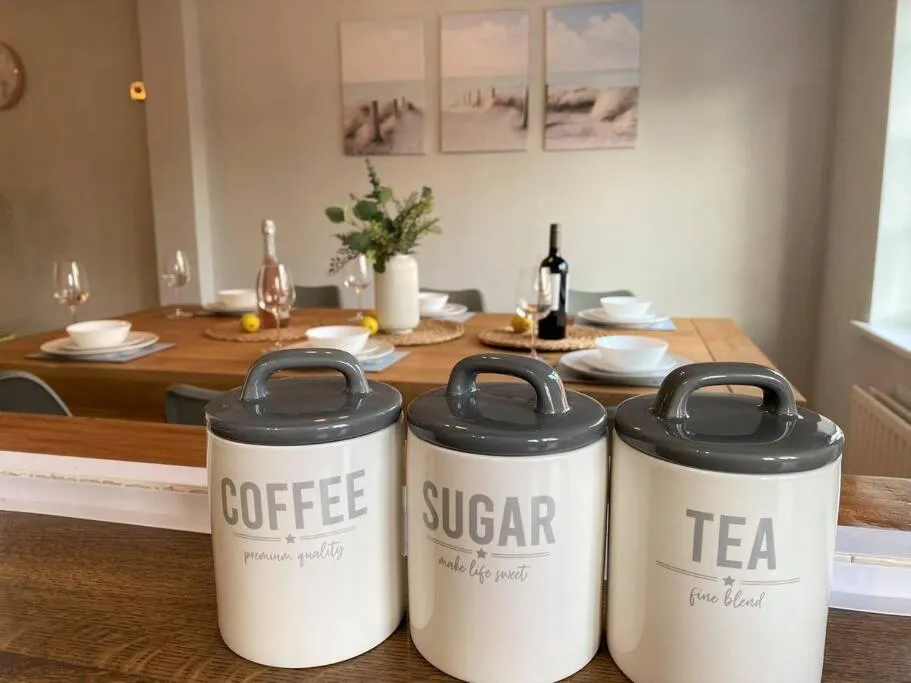 Redhill Town Centre 3 bed House near Gatwick Airport, easy commute to London