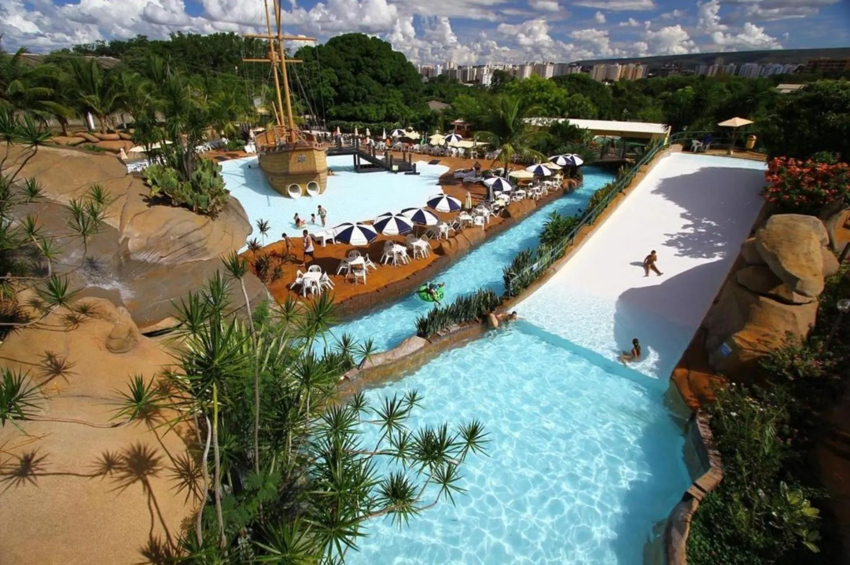 Swimming pool in Spazzio Diroma Hospedagem com acesso gratuito no Acqua Park