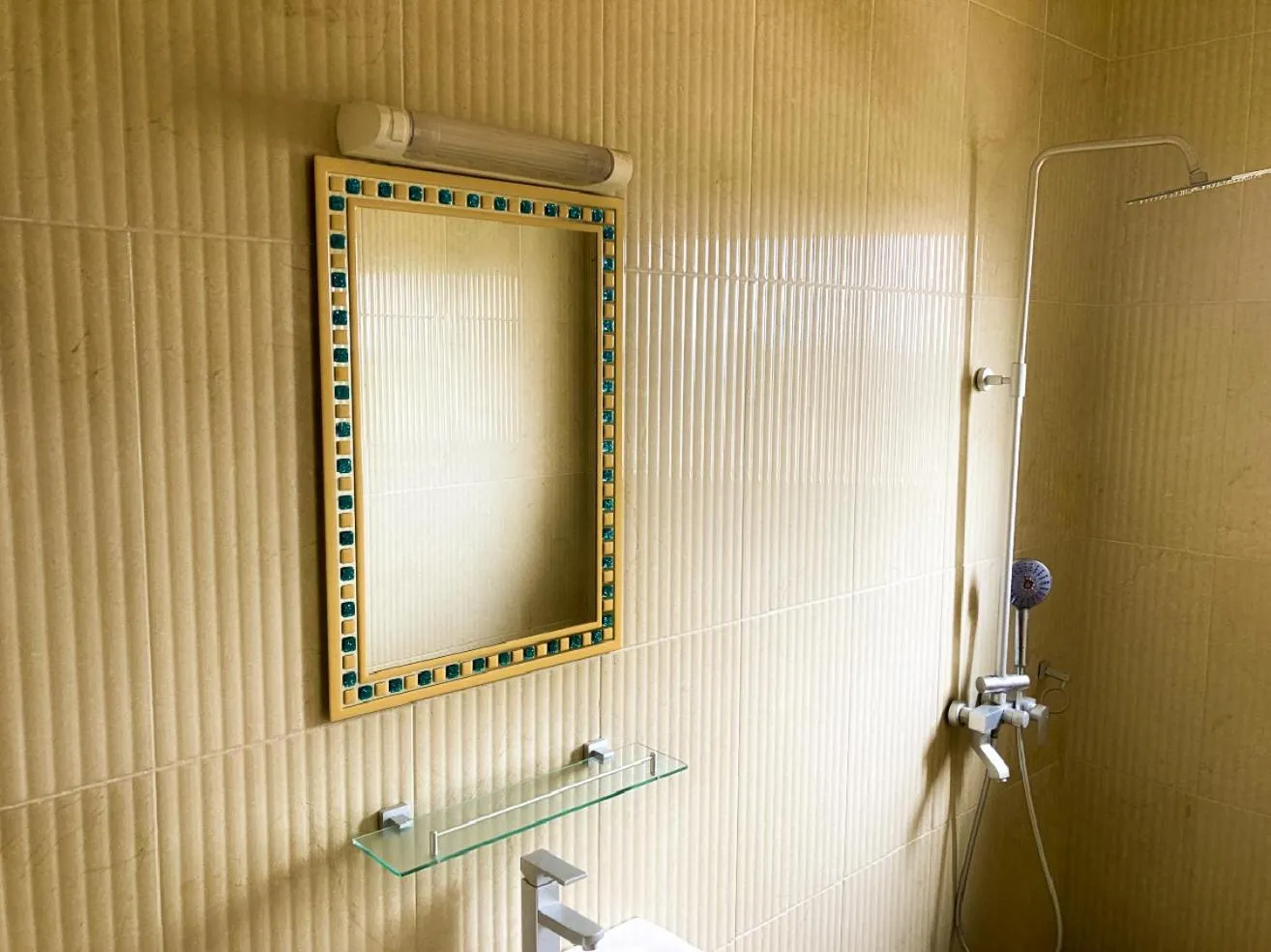 Shower in Hotel Bel Azur Grand-Popo