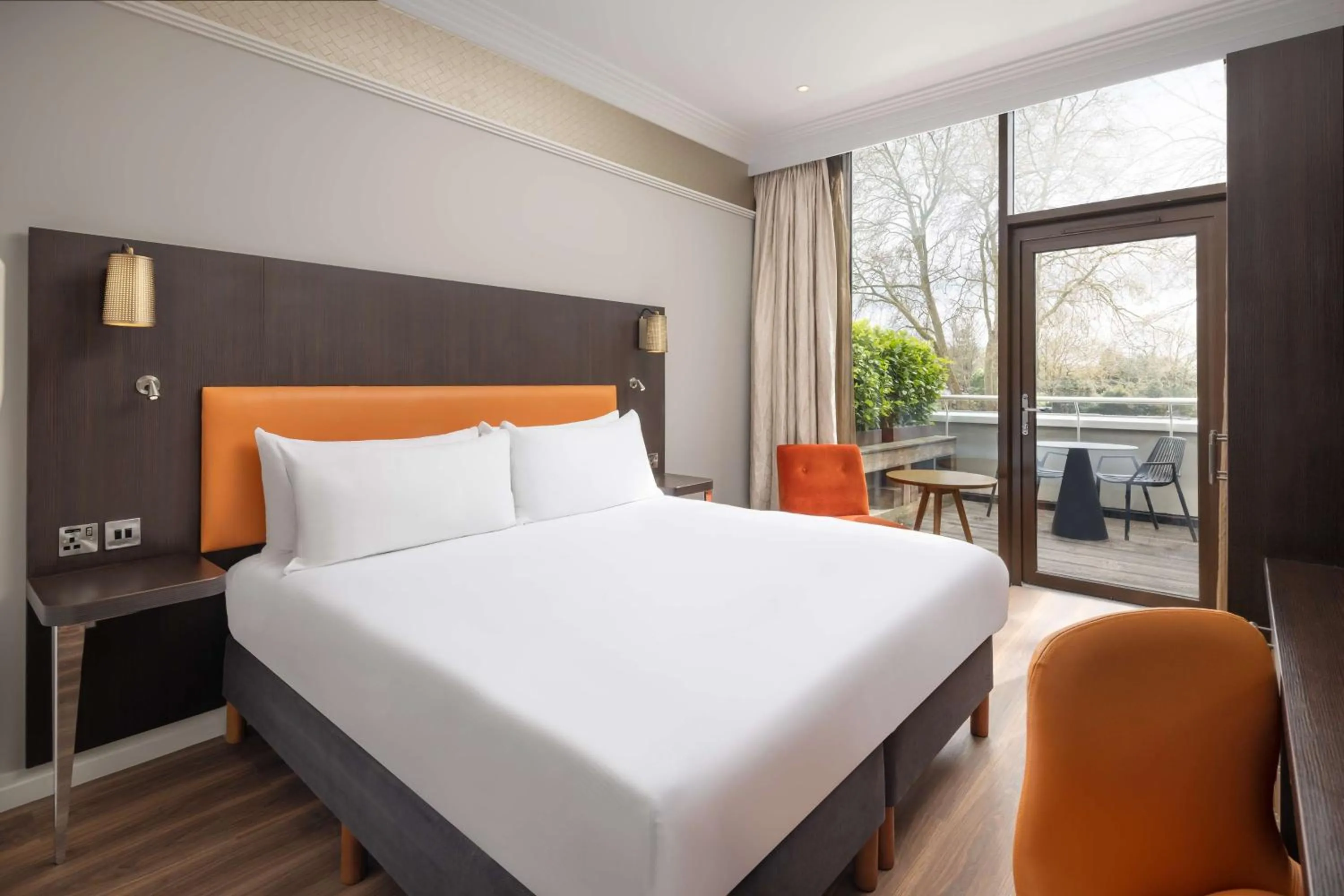 View (from property/room), Bed in DoubleTree by Hilton London - Hyde Park