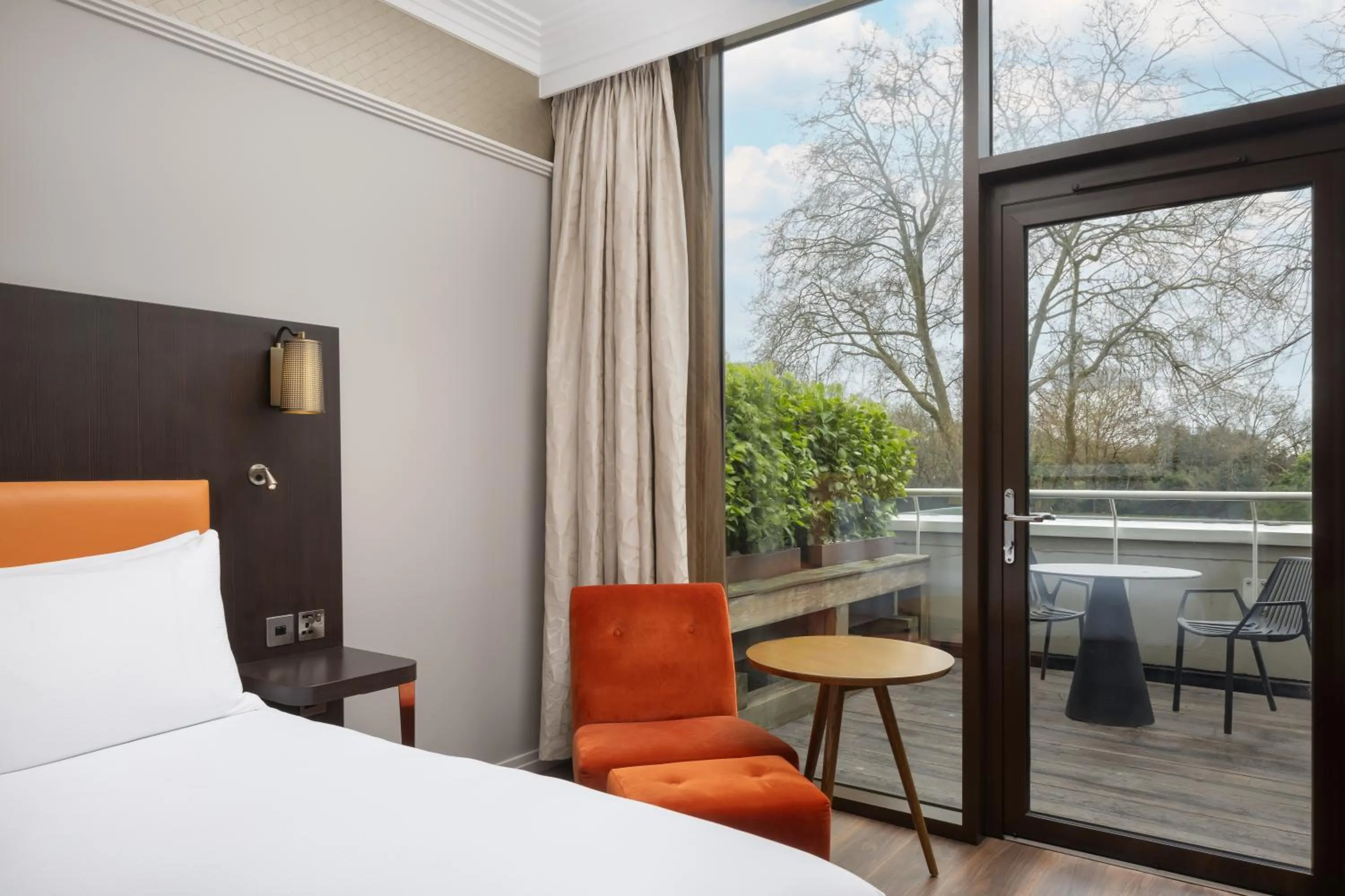 View (from property/room), Bed in DoubleTree by Hilton London - Hyde Park