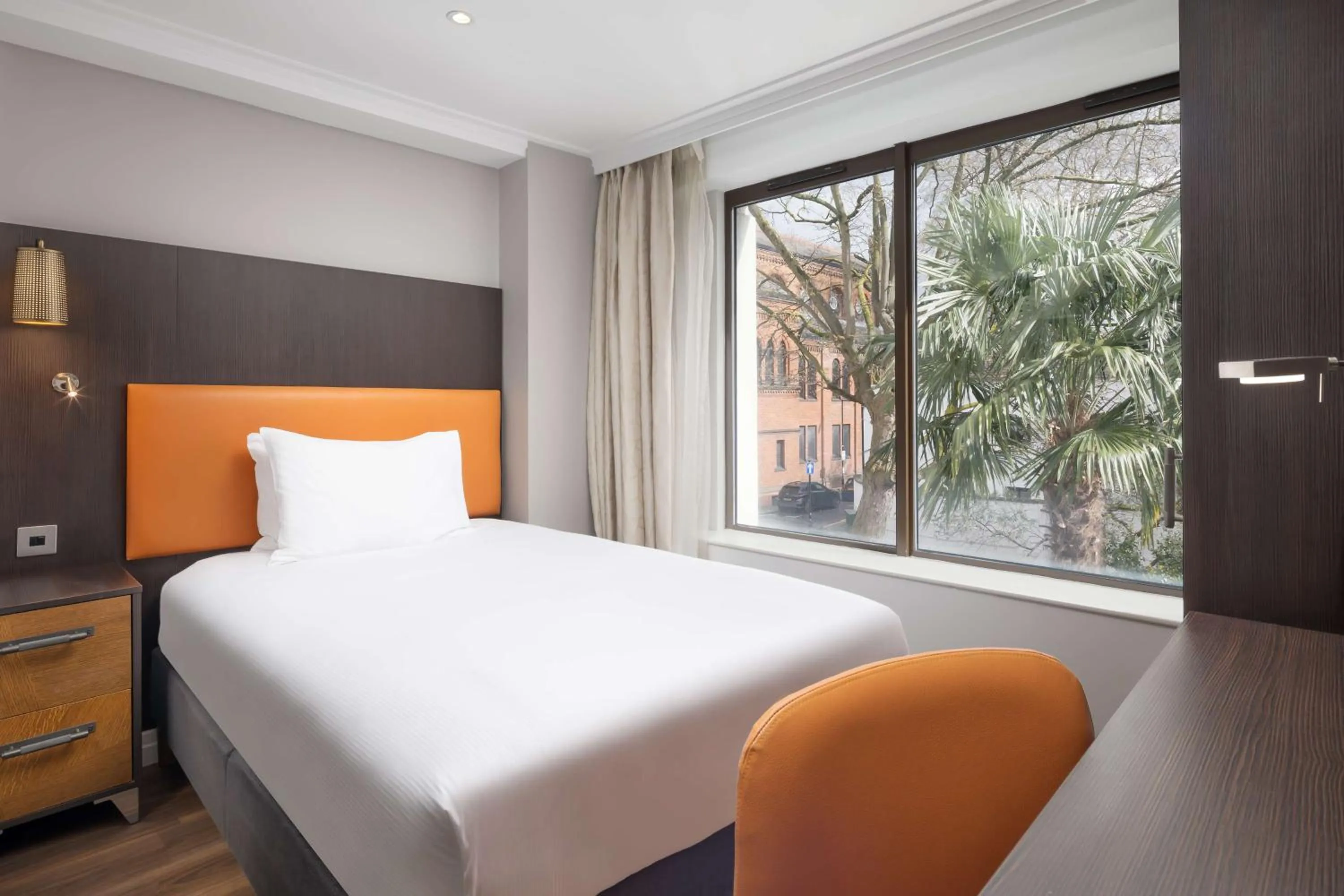 Bedroom, Bed in DoubleTree by Hilton London - Hyde Park