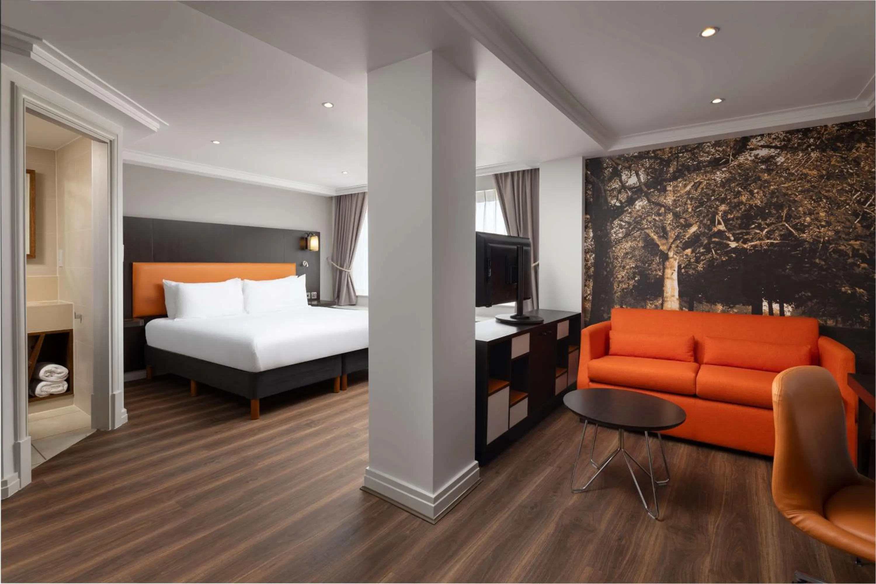 Living room, Bed in DoubleTree by Hilton London - Hyde Park