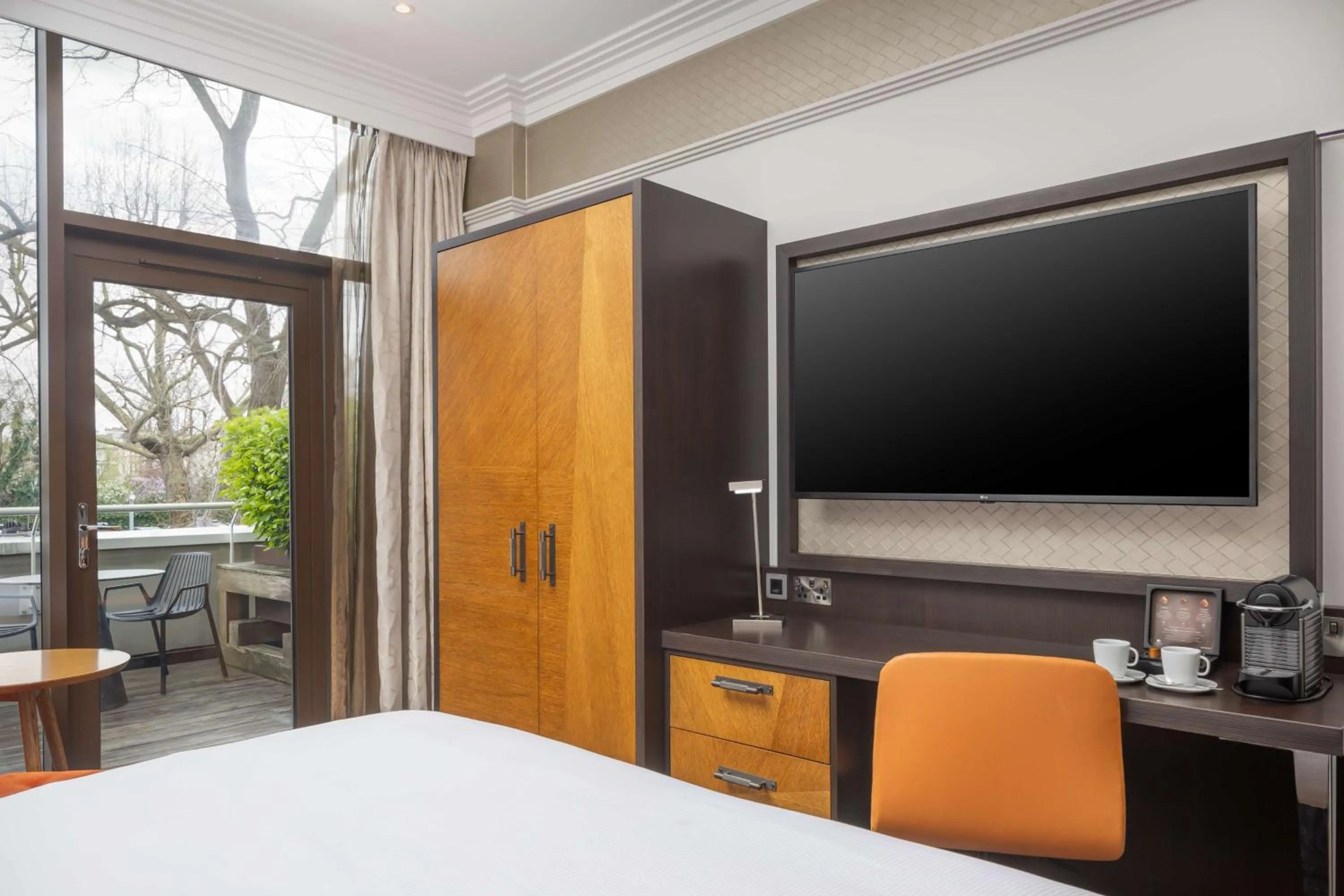 TV and multimedia, Bed in DoubleTree by Hilton London - Hyde Park