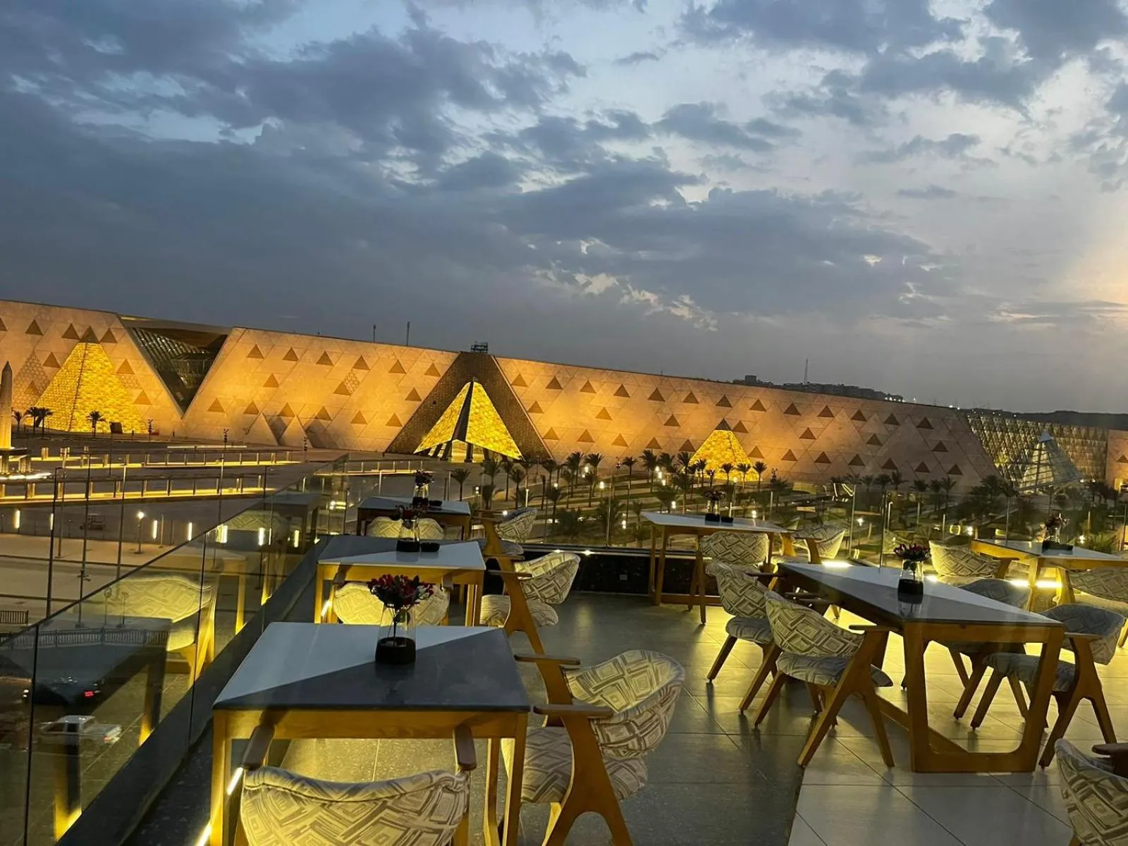 Restaurant/places to eat in Royal Great Pyramid INN