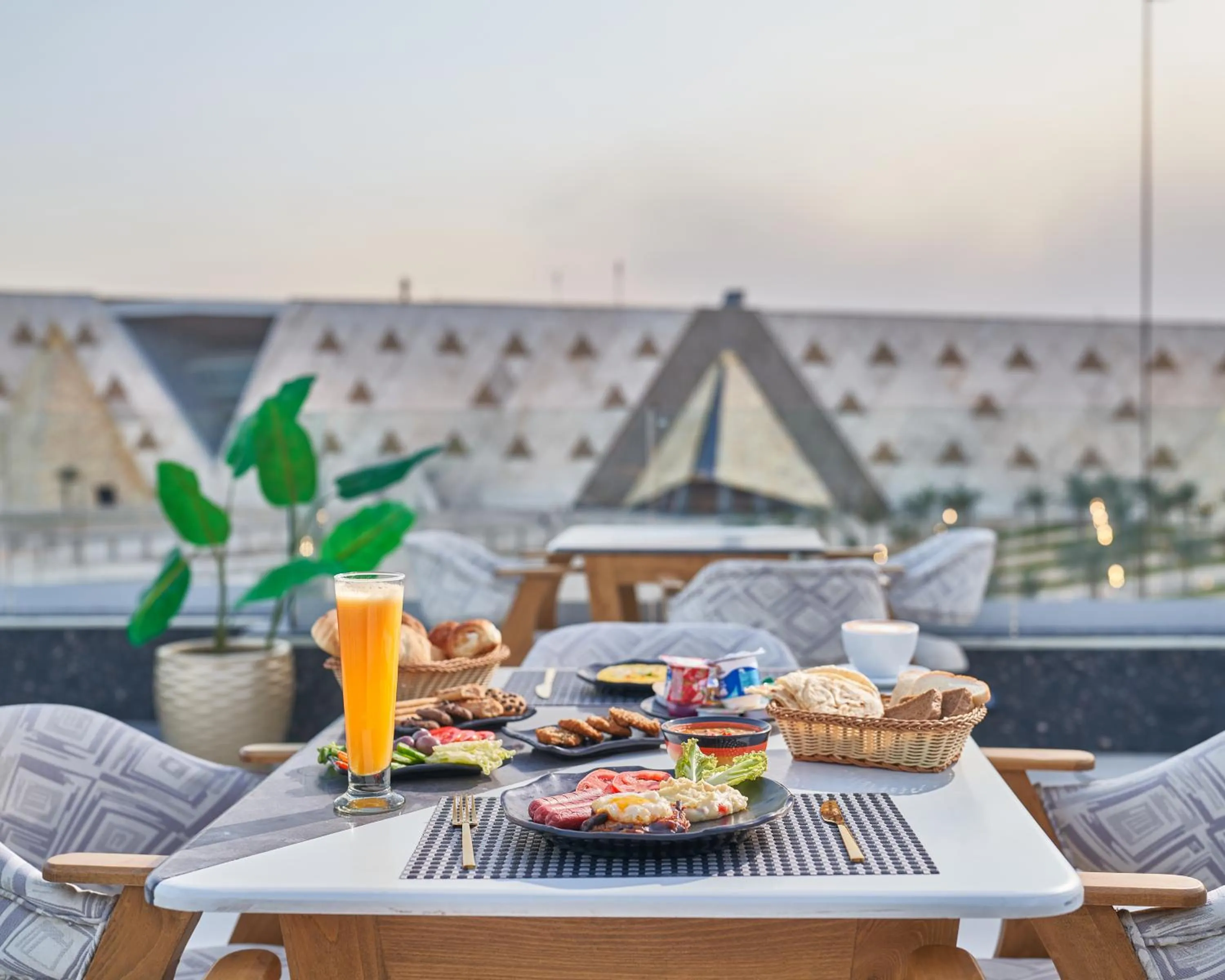 Restaurant/places to eat in Royal Great Pyramid INN