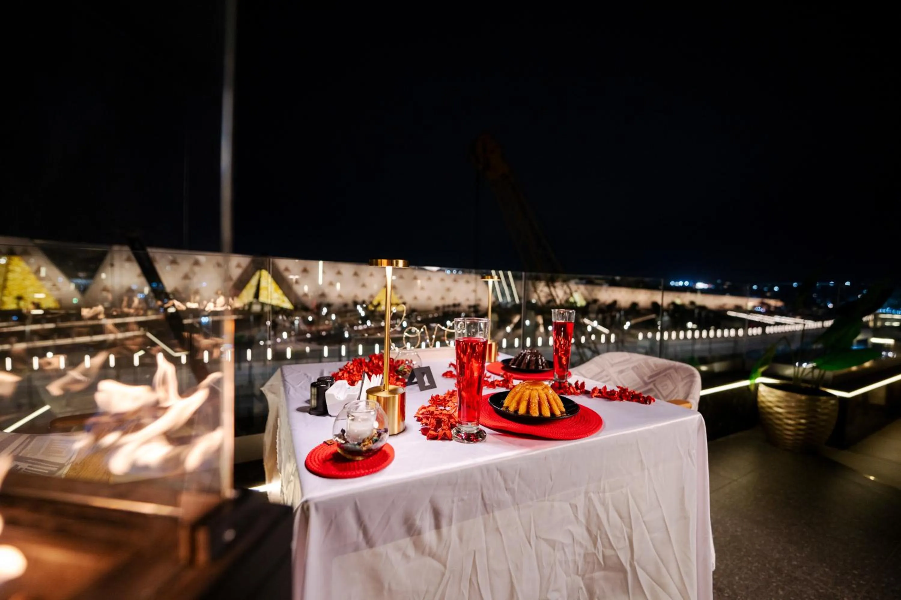 Restaurant/places to eat in Royal Great Pyramid INN