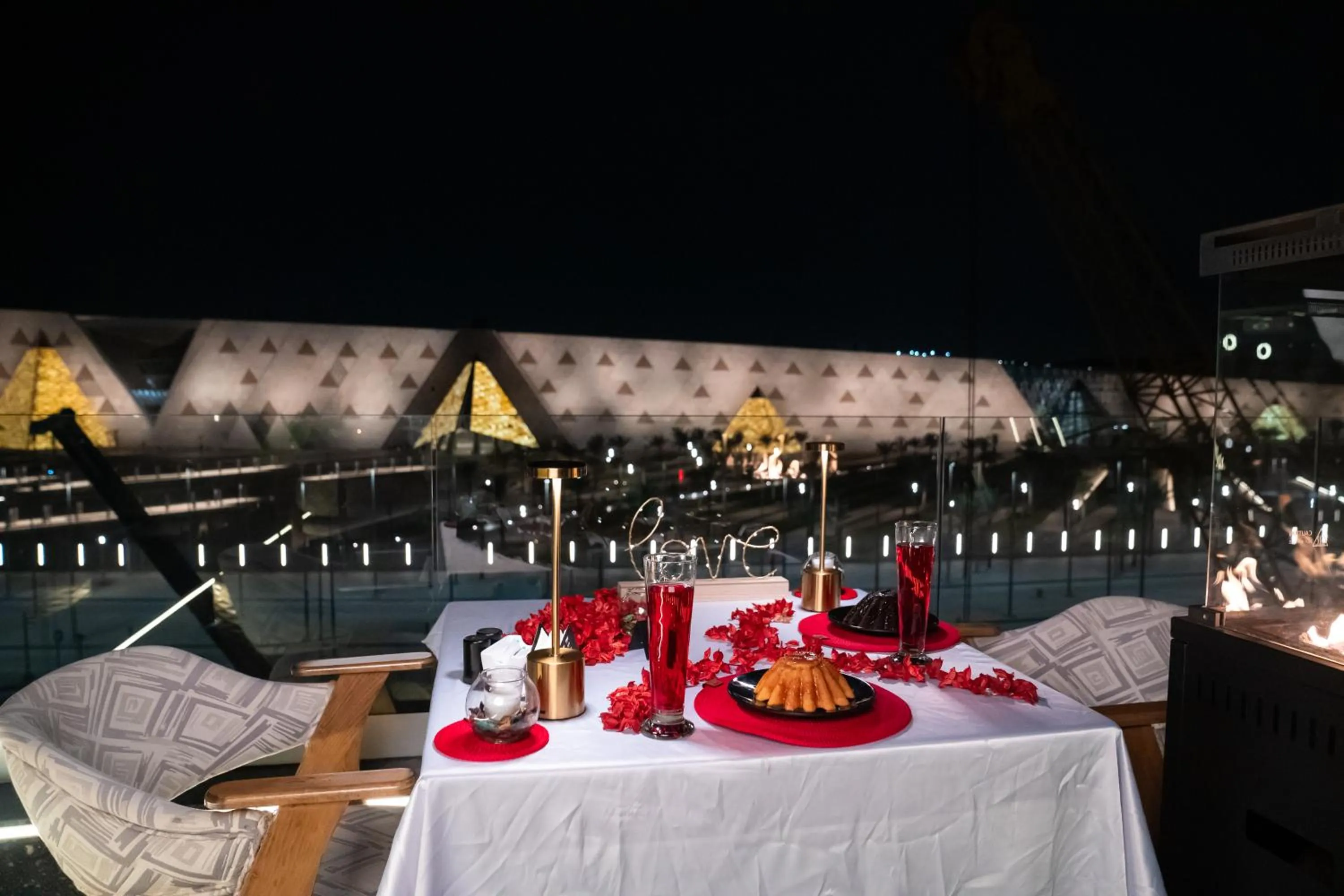 Restaurant/places to eat in Royal Great Pyramid INN