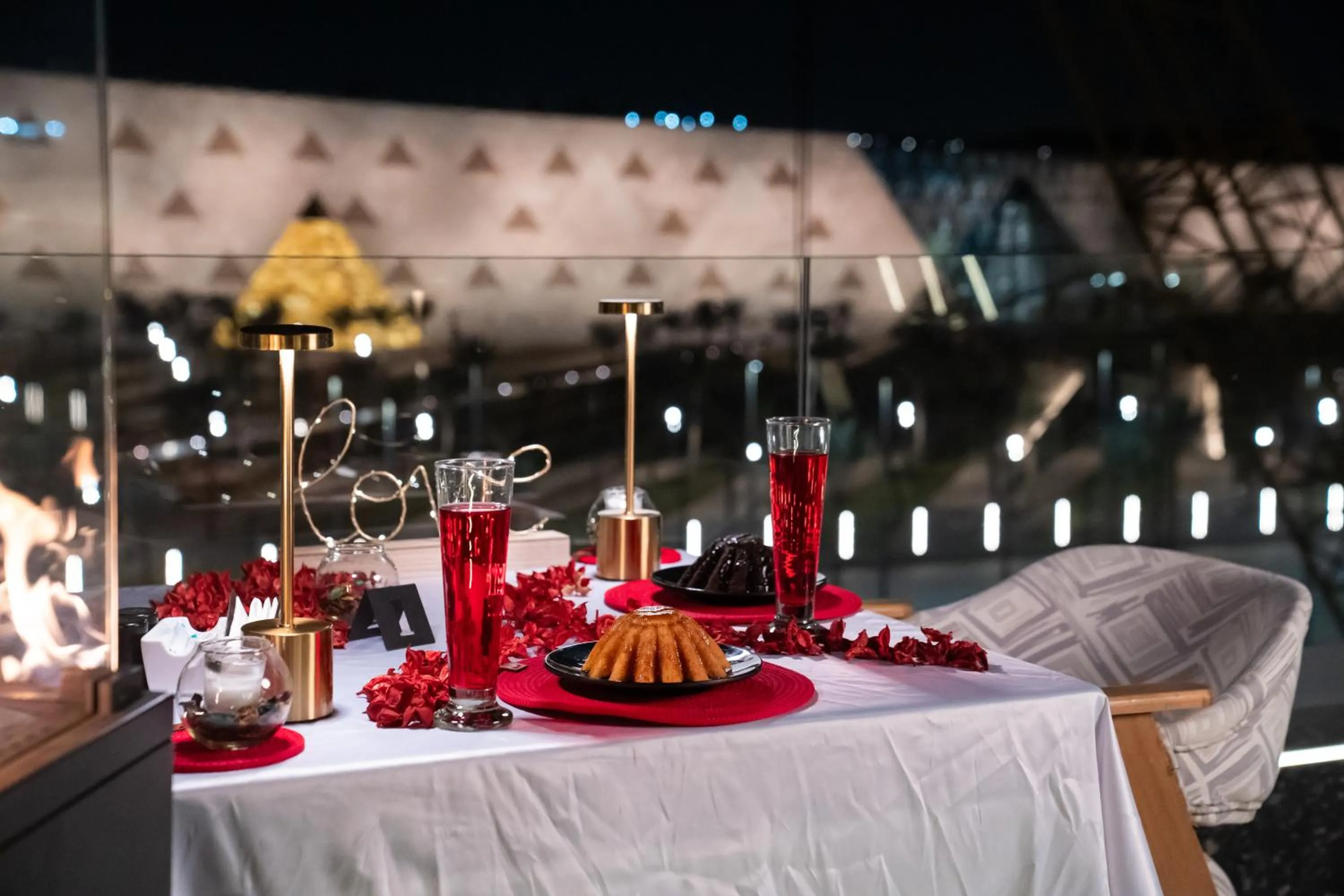 Restaurant/places to eat in Royal Great Pyramid INN