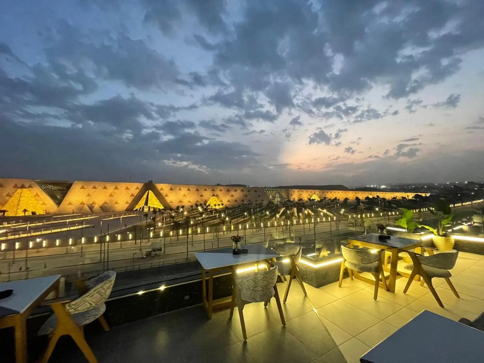 Restaurant/places to eat in Royal Great Pyramid INN