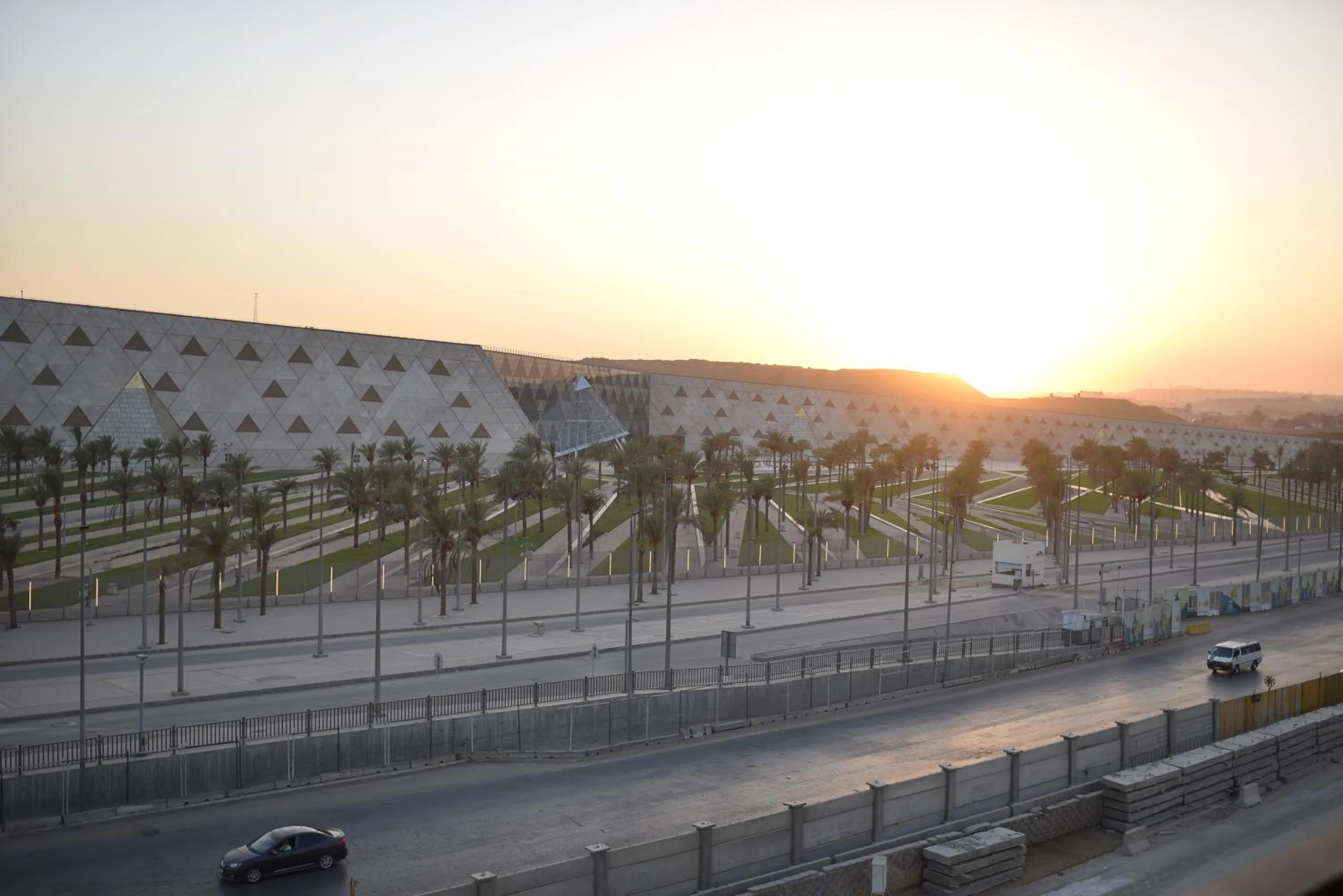 Restaurant/places to eat in Royal Great Pyramid INN