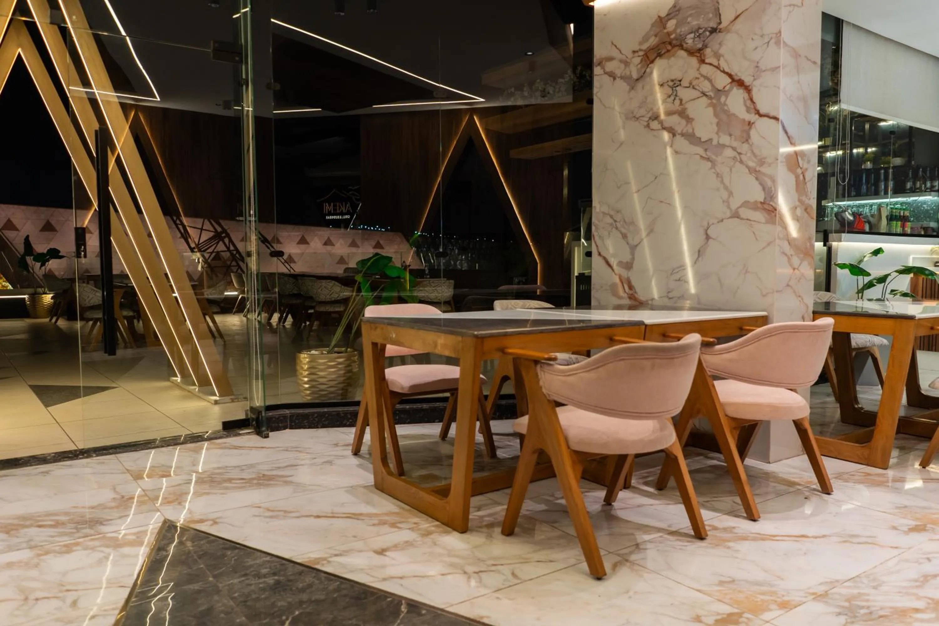 Restaurant/places to eat in Royal Great Pyramid INN