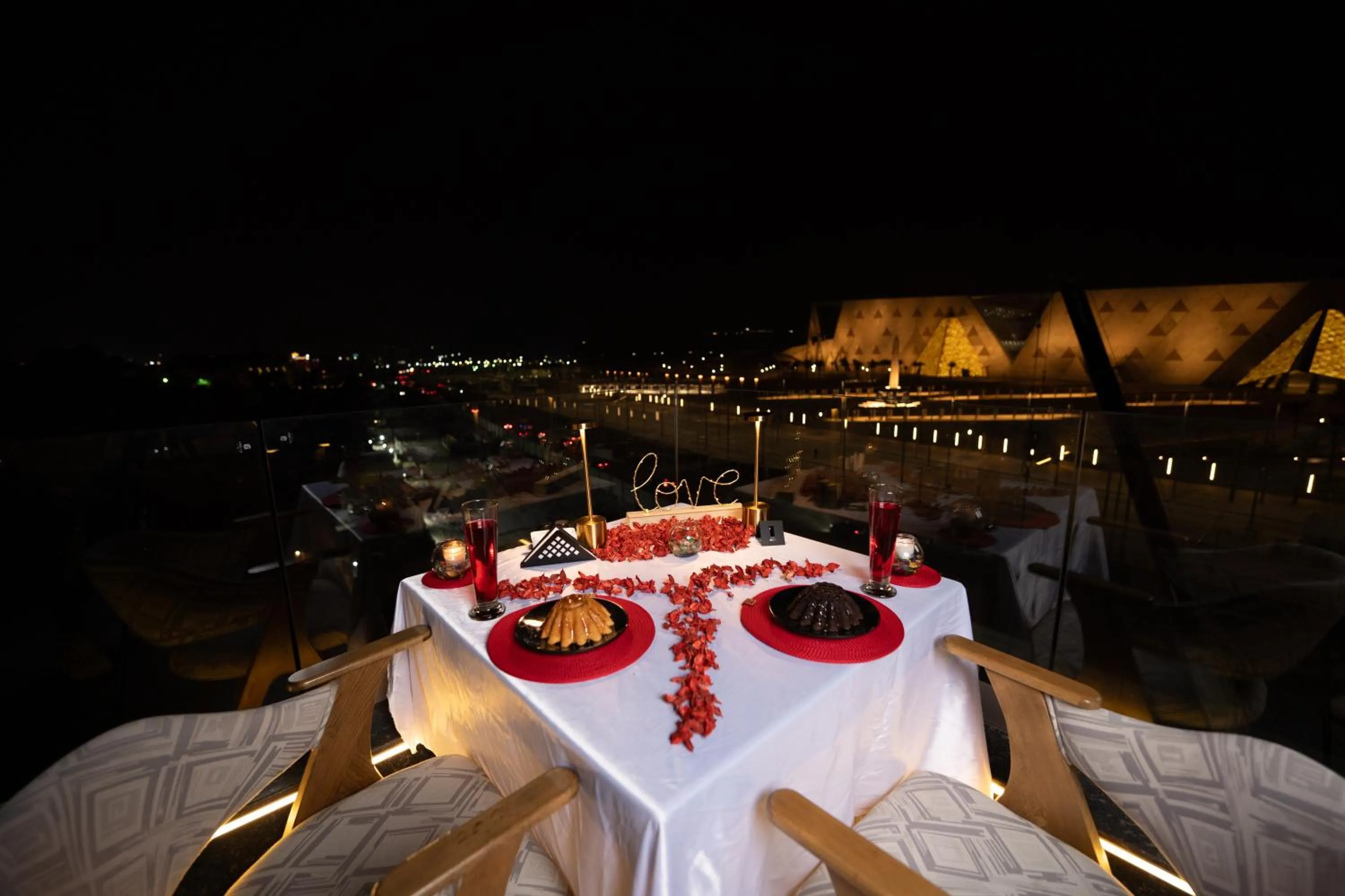 Restaurant/places to eat in Royal Great Pyramid INN