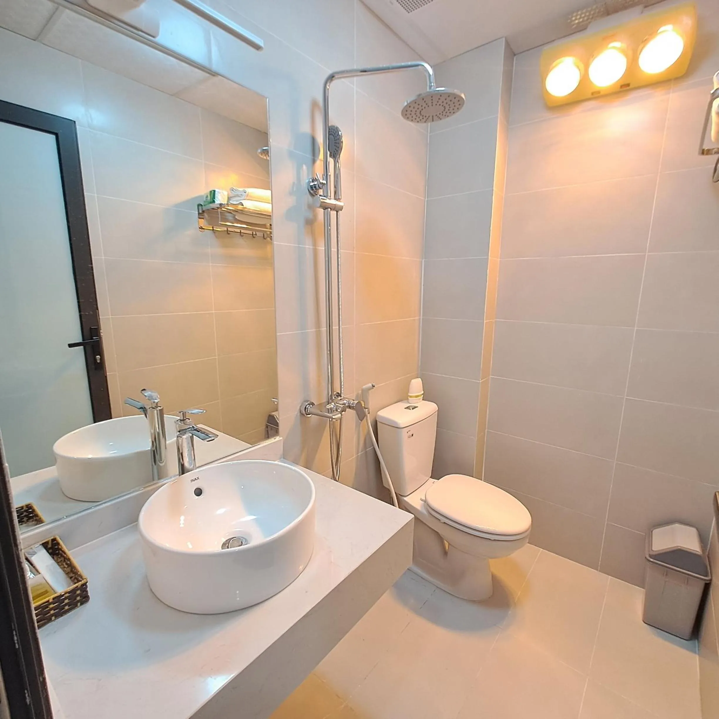 Shower in Blue Homestay Cau Giay