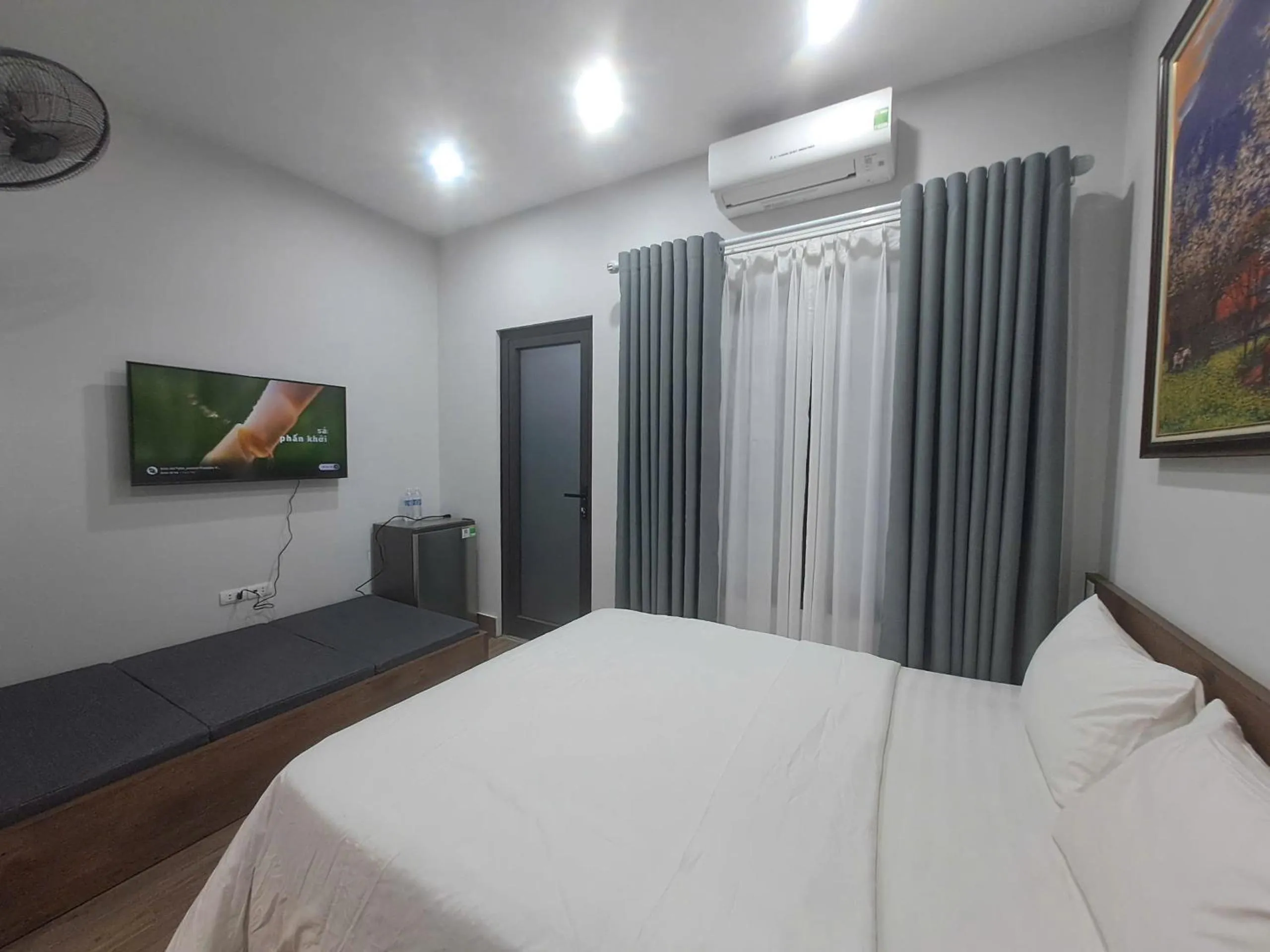 Photo of the whole room, Bed in Blue Homestay Cau Giay