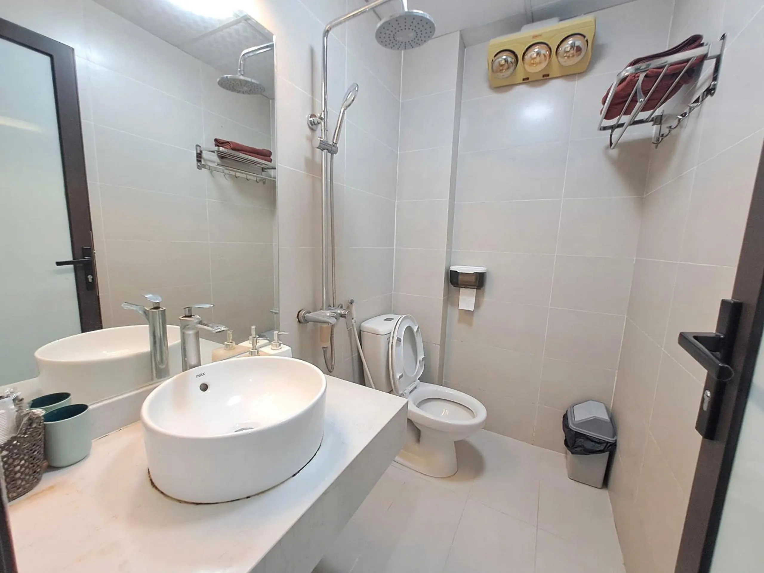 Shower in Blue Homestay Cau Giay