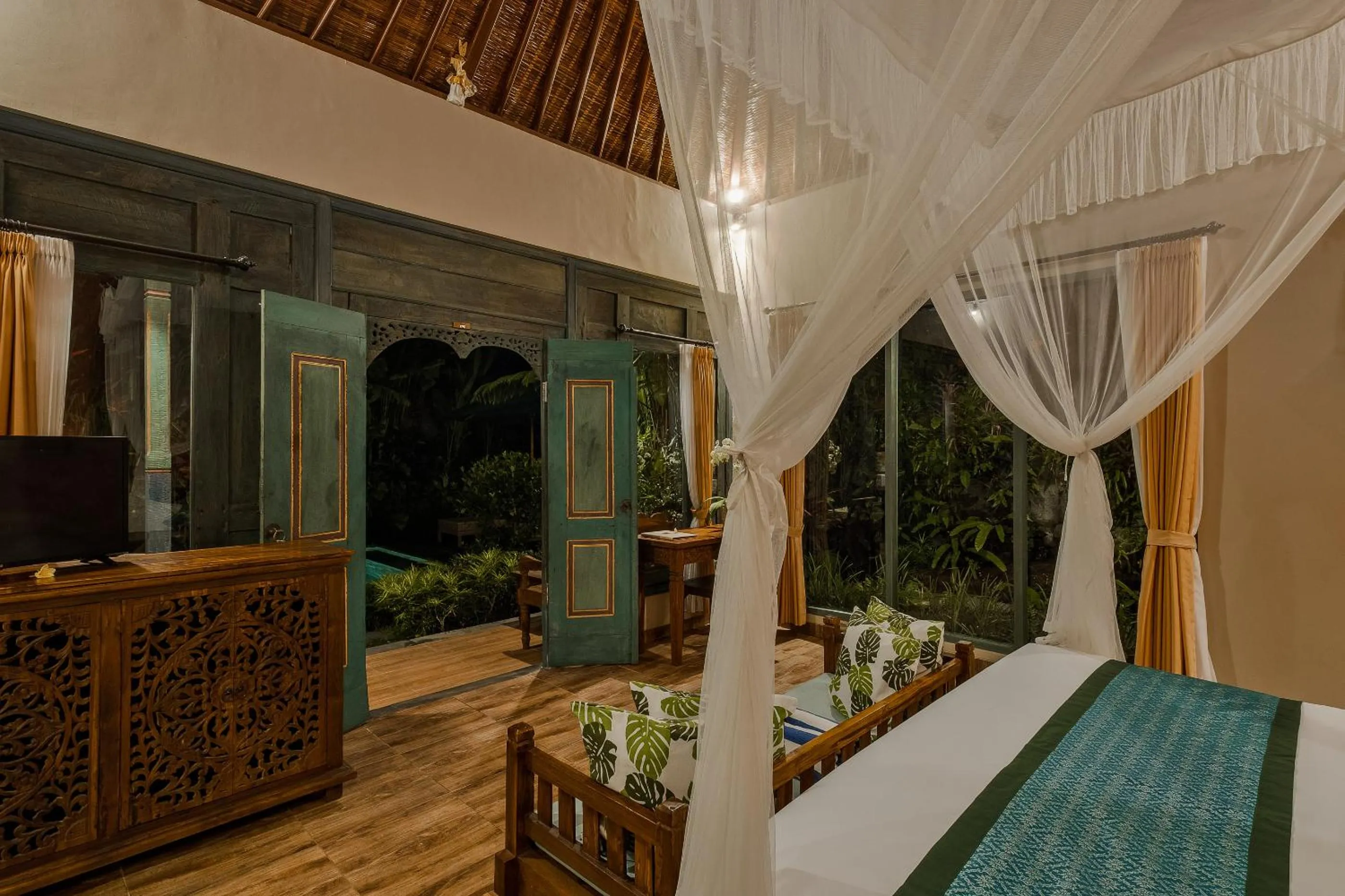 Bed in Teja Lokha Ubud Villa