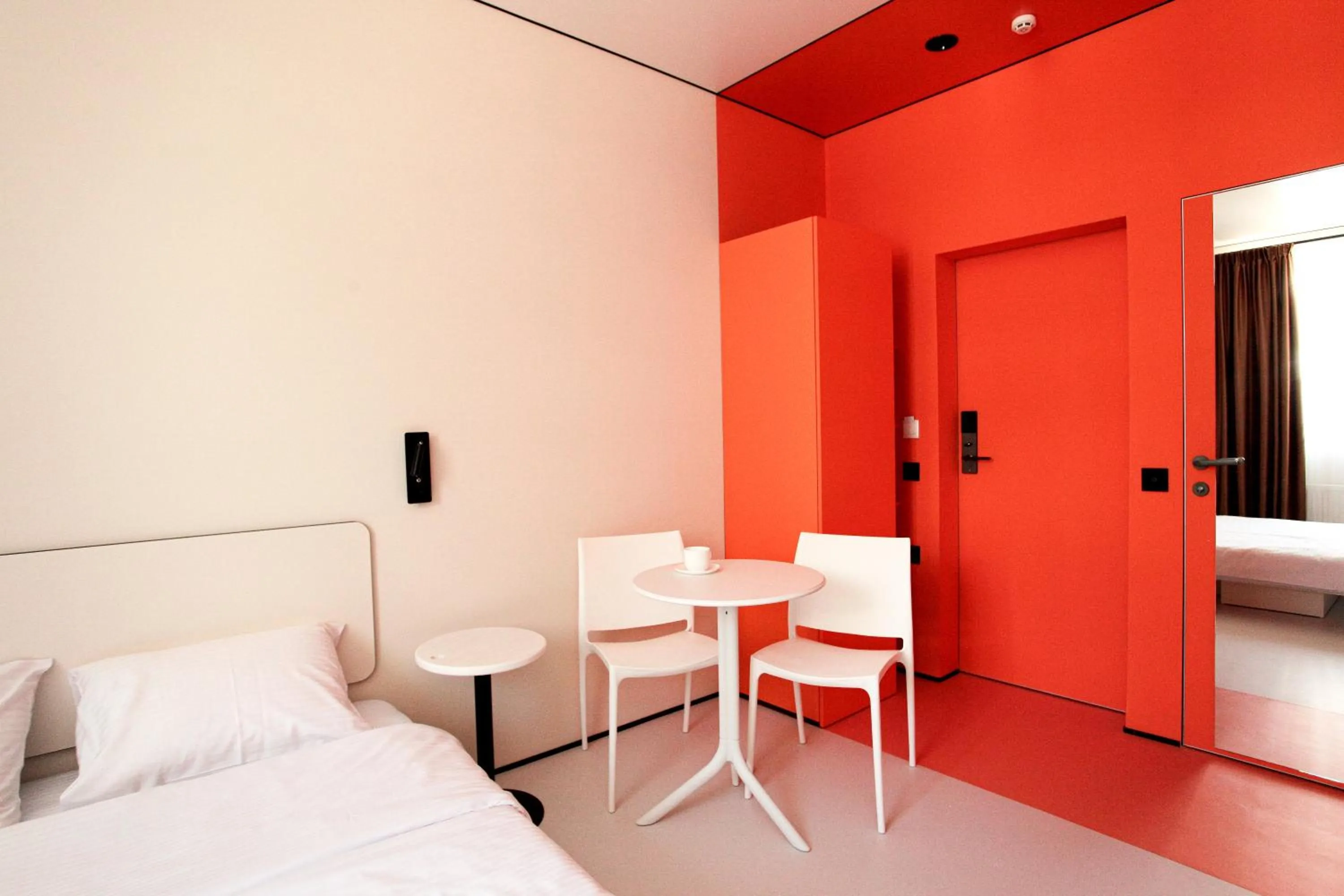 Dining area, Bed in Ultramarinn Hotel