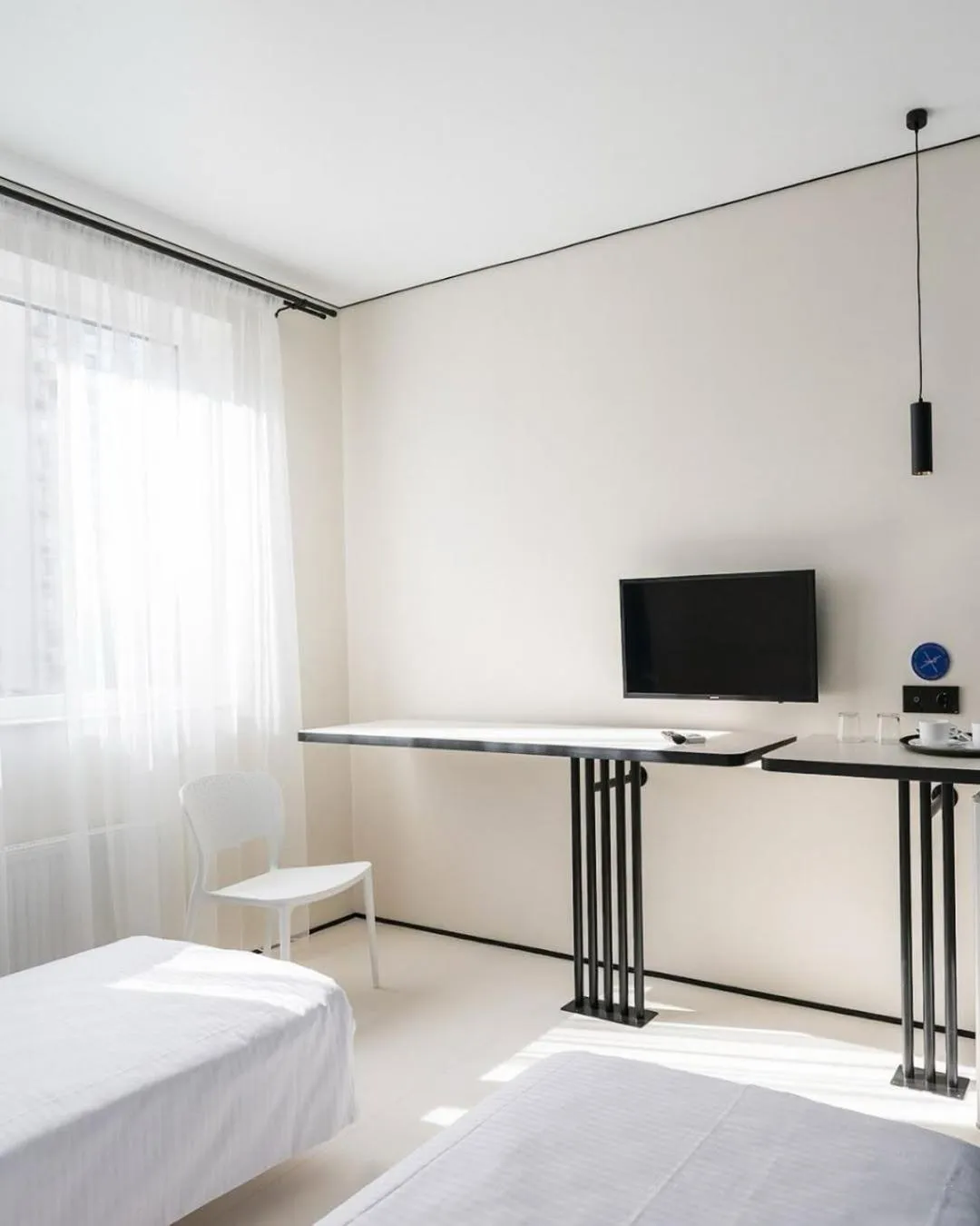 Communal lounge/ TV room, Bed in Ultramarinn Hotel