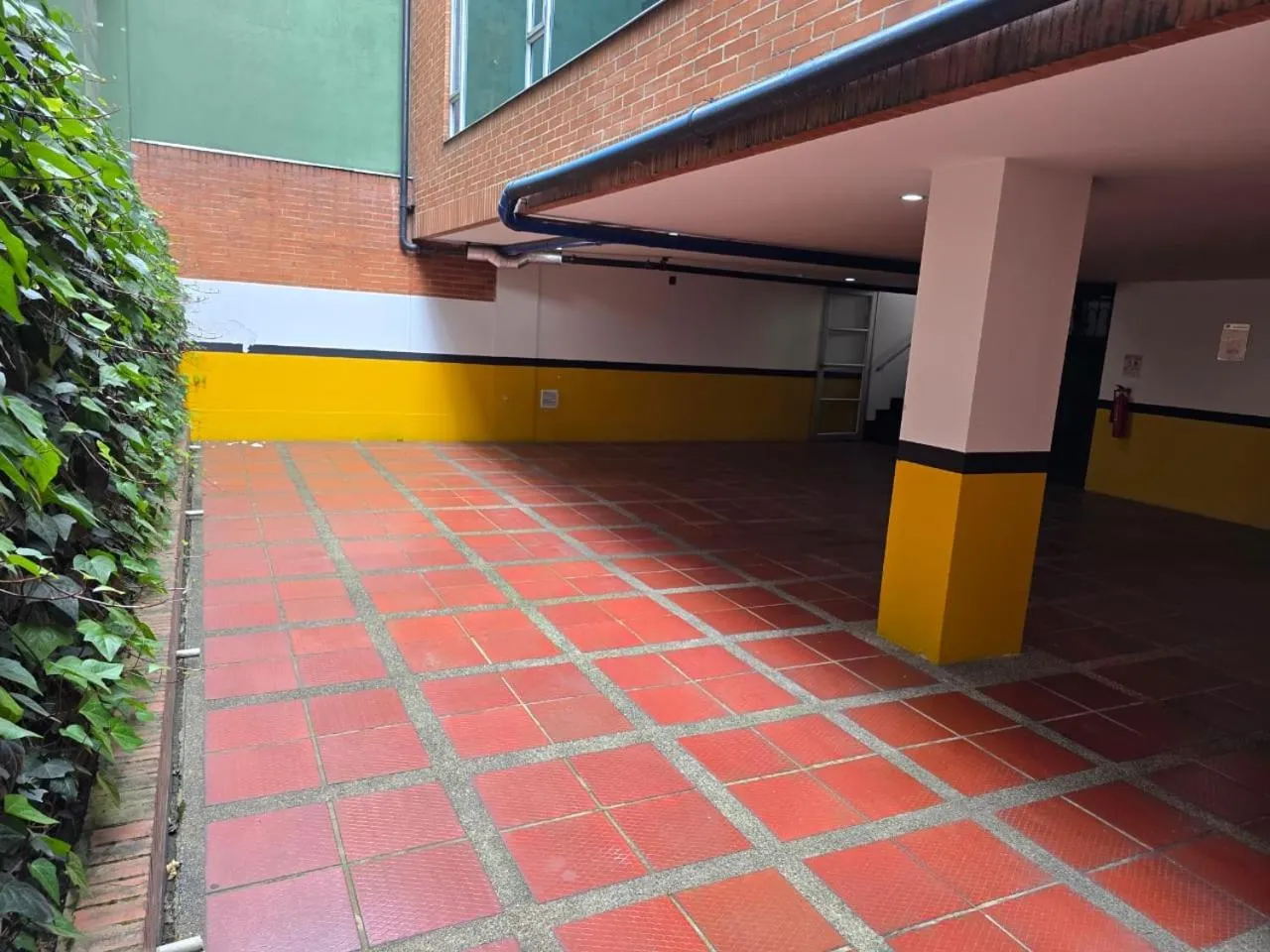 Parking in Hotel Castellana 100 Bogota By Hoteles Confort 80