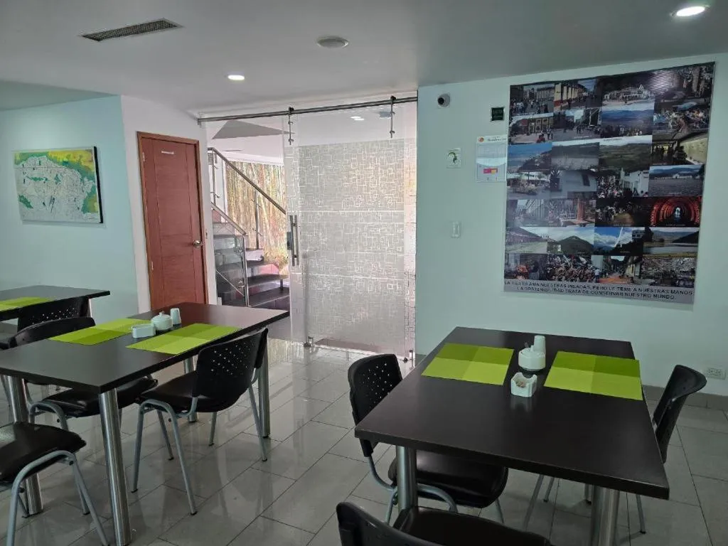 Restaurant/places to eat in Hotel Castellana 100 Bogota By Hoteles Confort 80