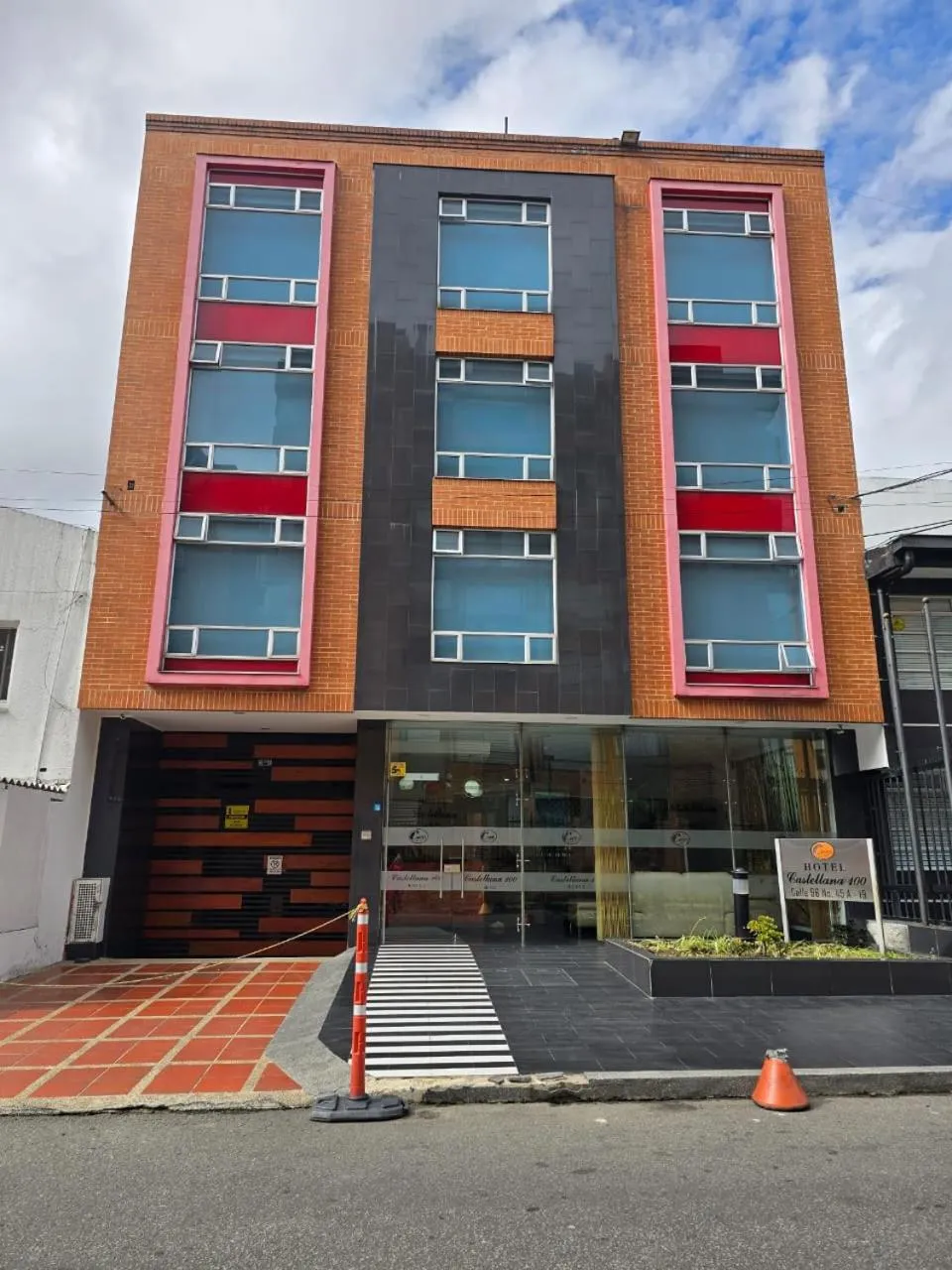 Facade/entrance in Hotel Castellana 100 Bogota By Hoteles Confort 80