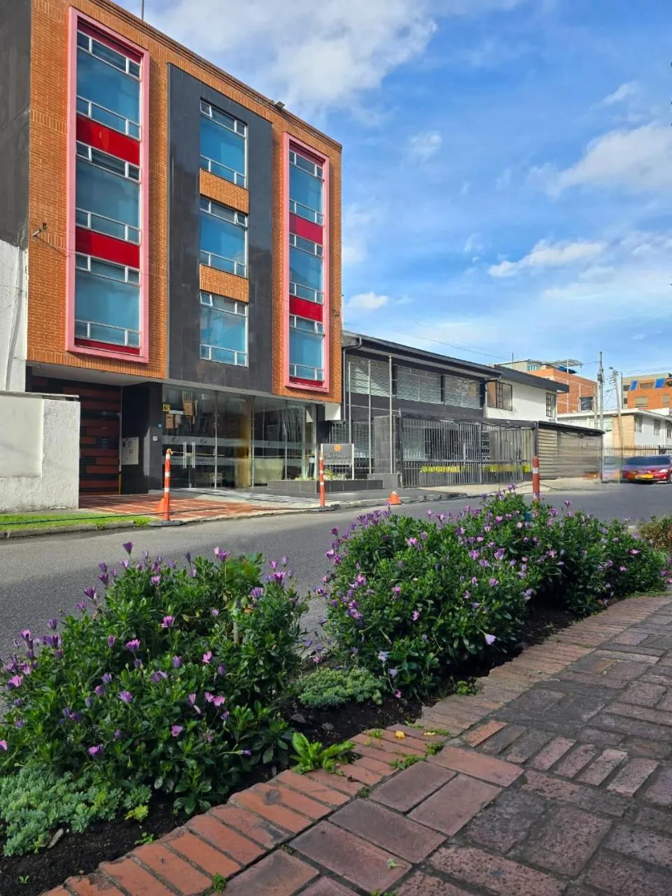 Facade/entrance in Hotel Castellana 100 Bogota By Hoteles Confort 80