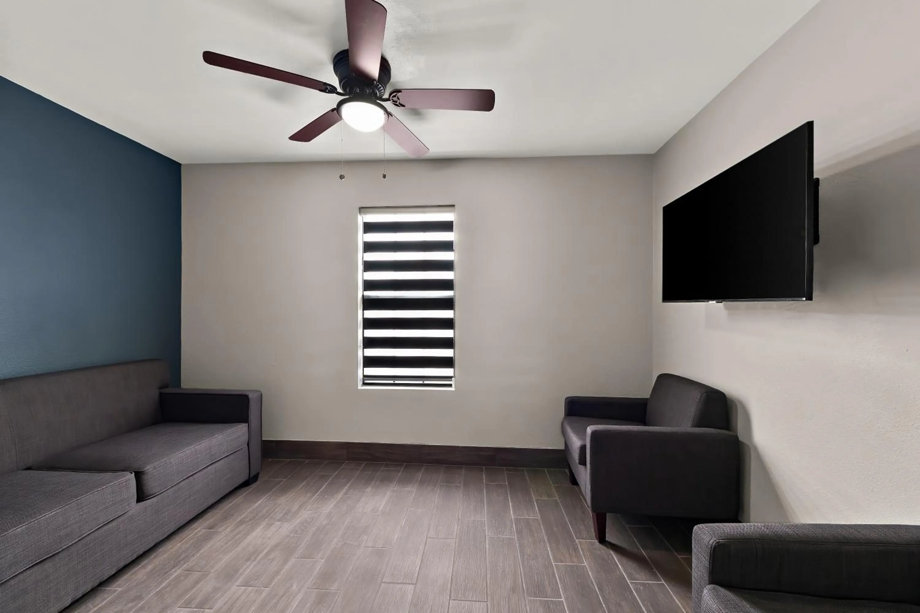 Econo Lodge Inn & Suites