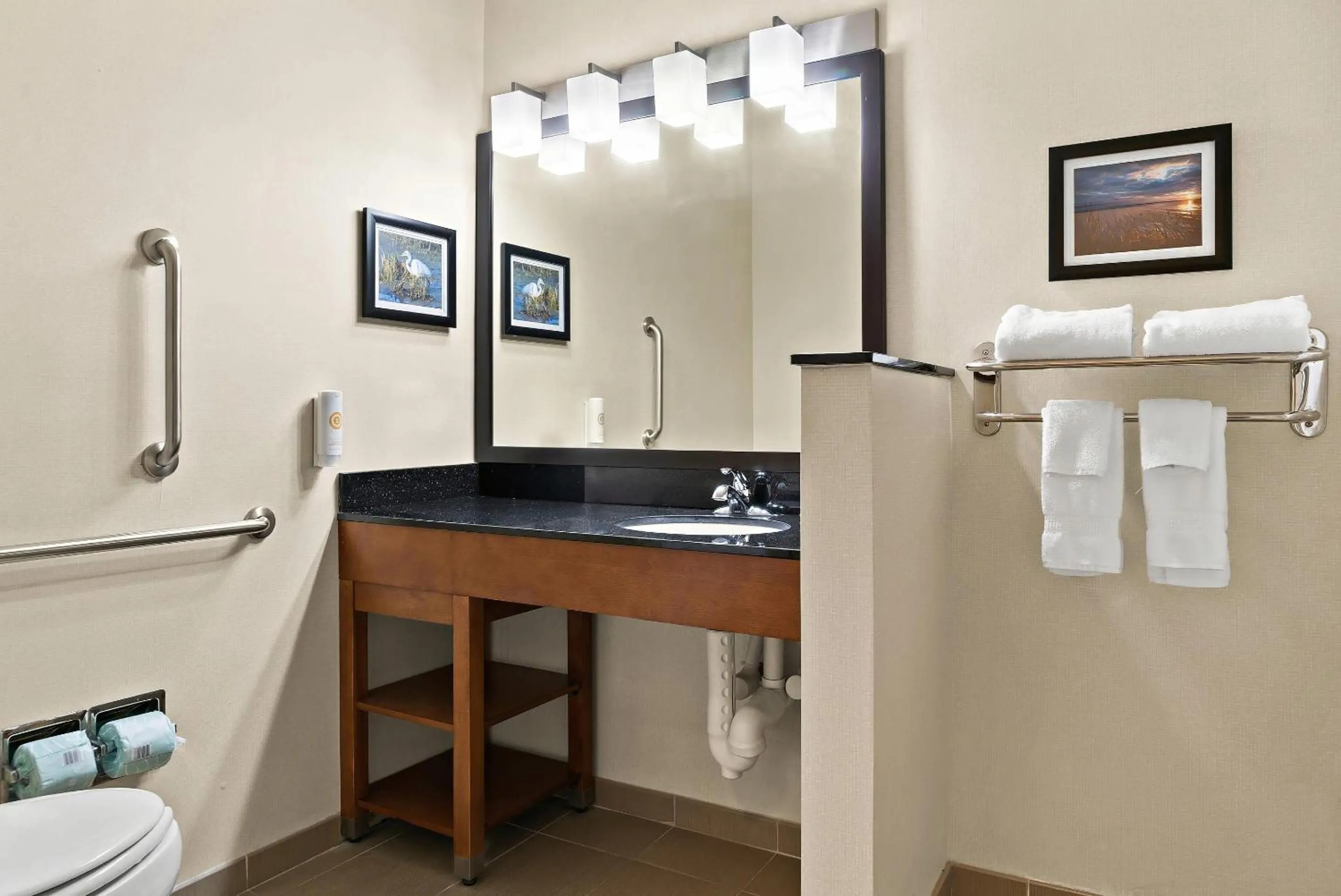 Bedroom in Econo Lodge Inn & Suites Laredo - Nuevo Laredo