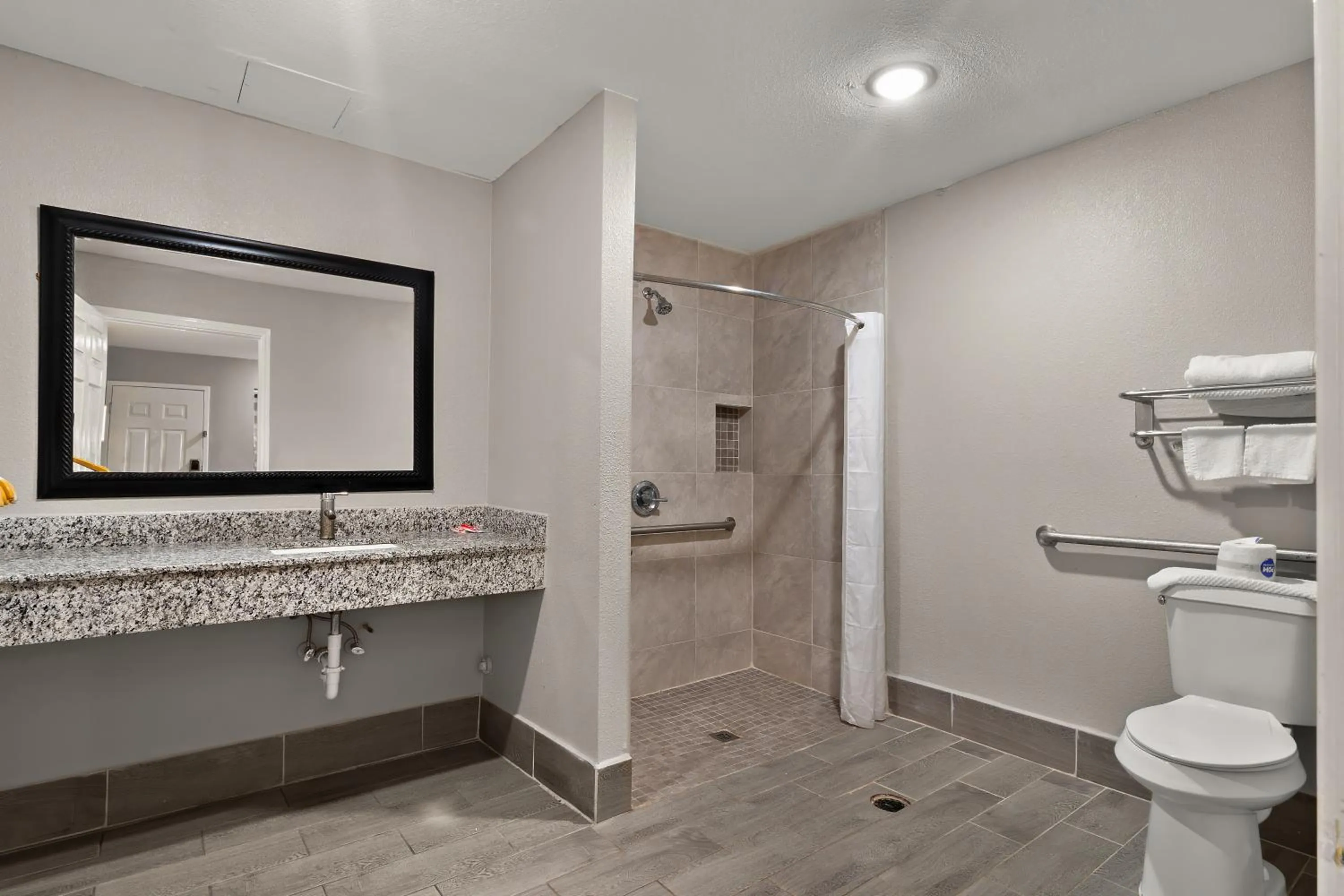 Econo Lodge Inn & Suites