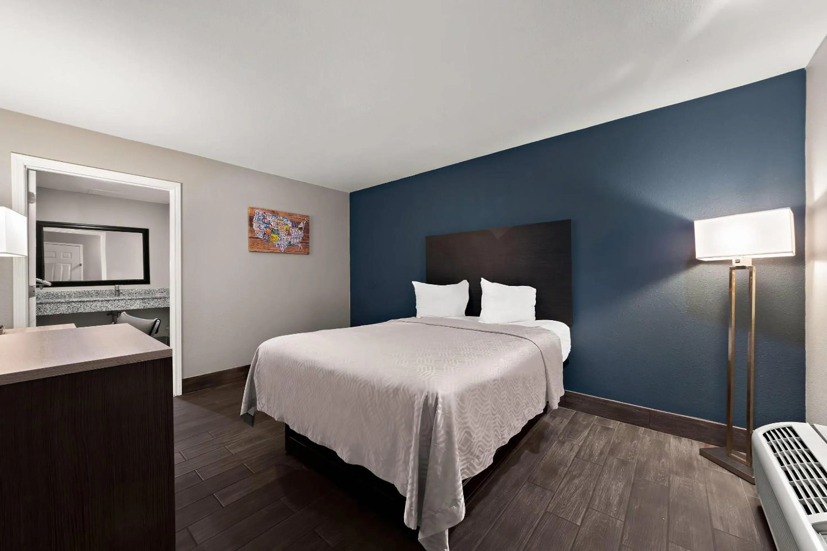 Bedroom, Bed in Econo Lodge Inn & Suites Laredo - Nuevo Laredo
