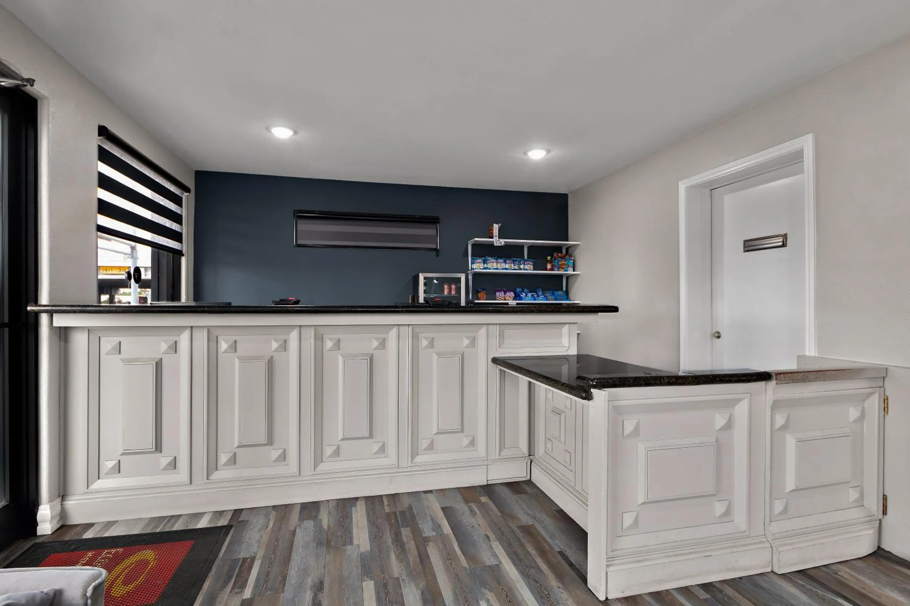 Econo Lodge Inn & Suites