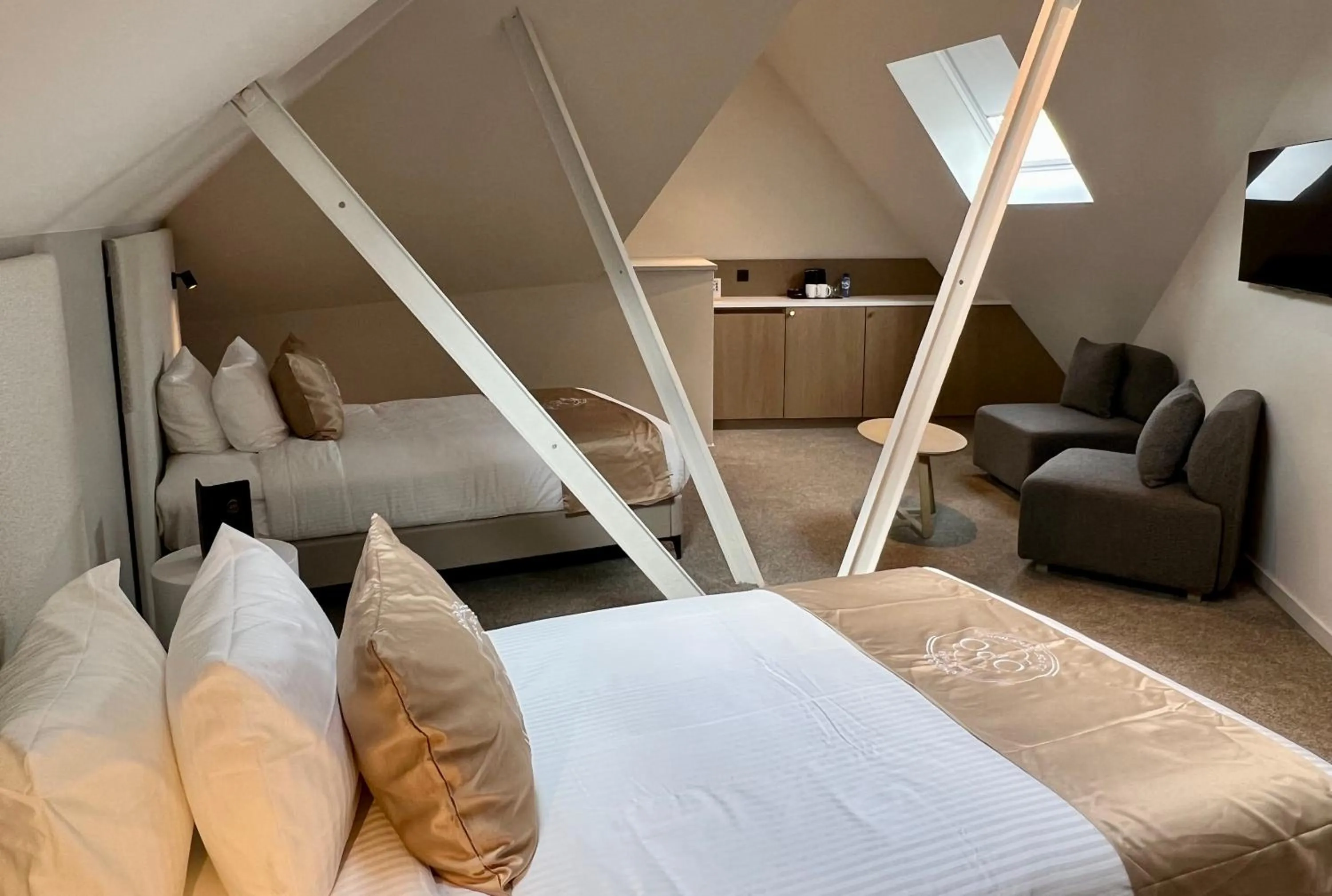 Photo of the whole room, Bed in OPO Hotel