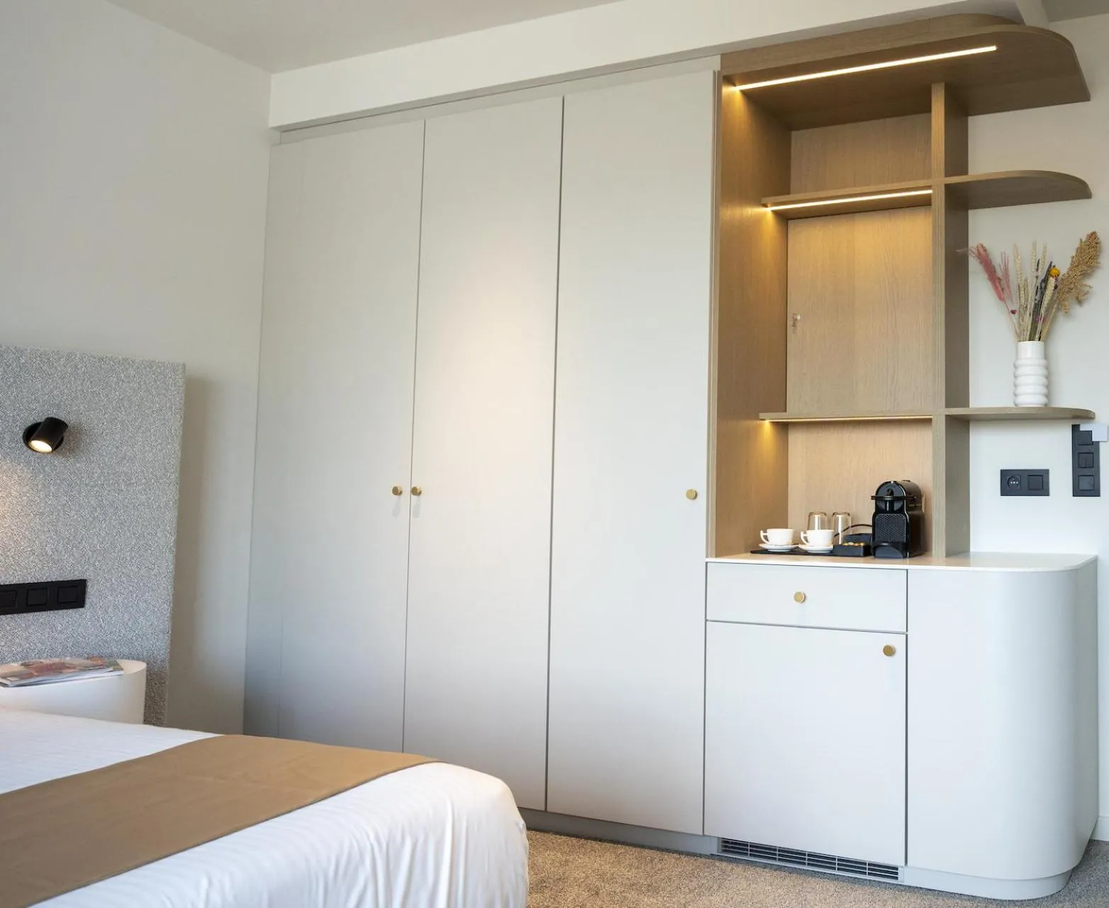 wardrobe, Bed in OPO Hotel