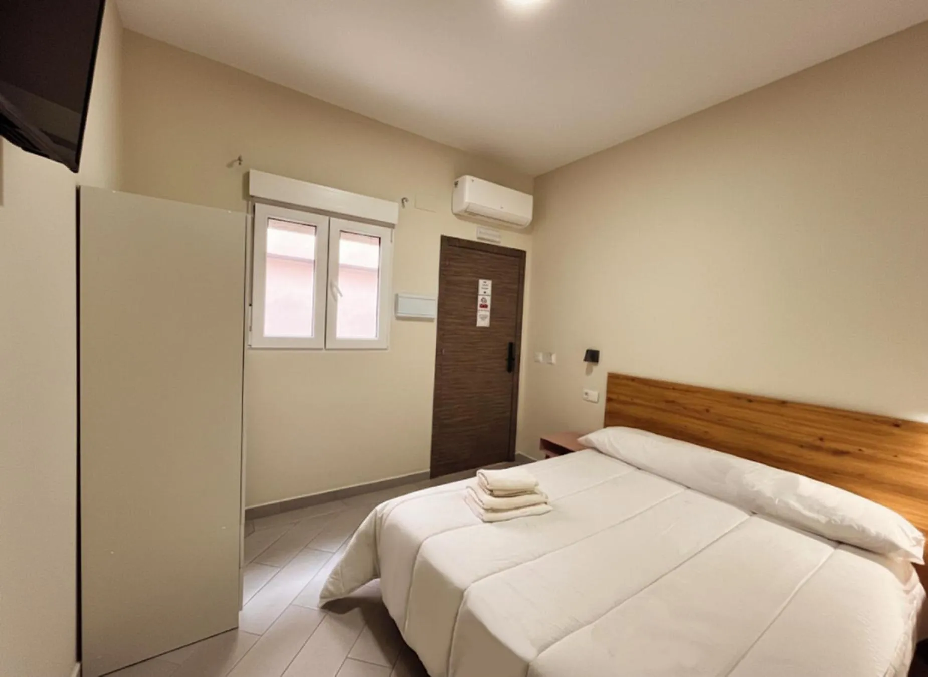 Bedroom, Bed in Hostal Pompeya Merida