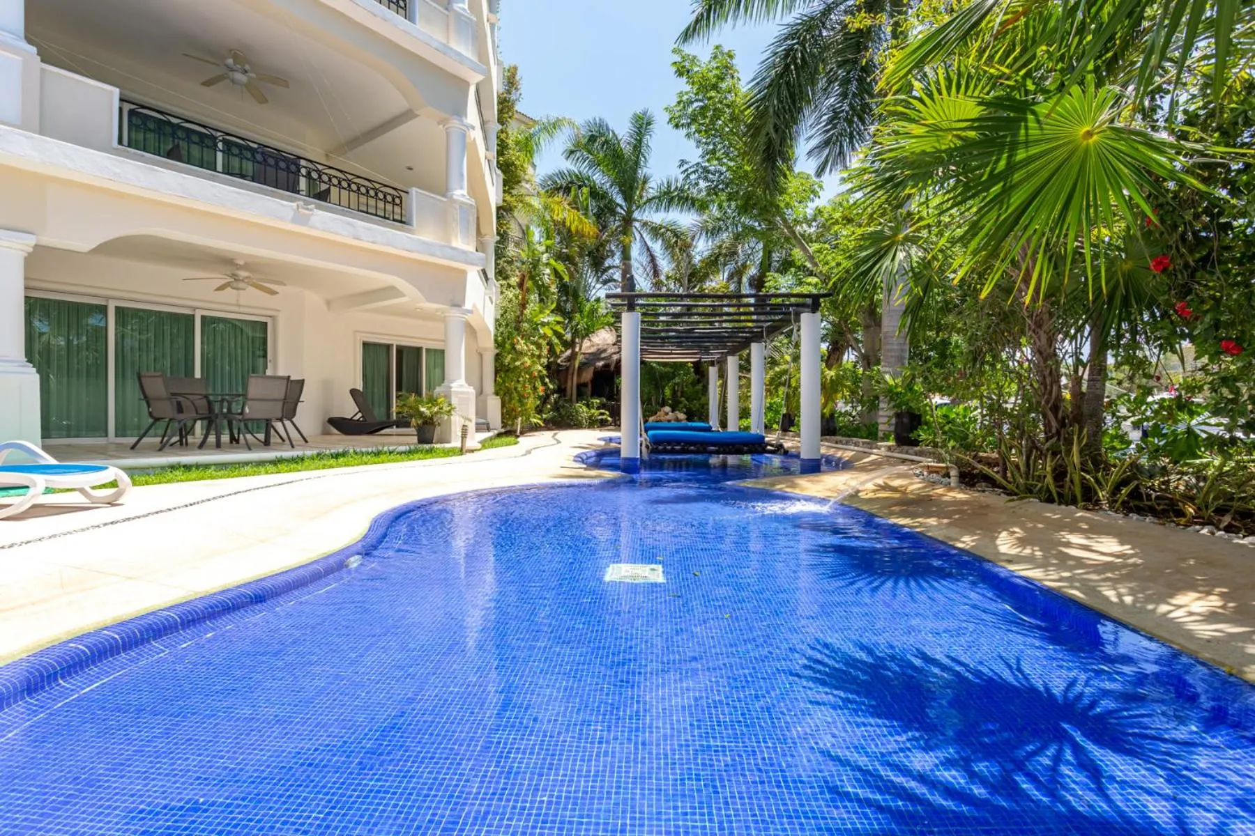 Swimming pool in Aventuras Club