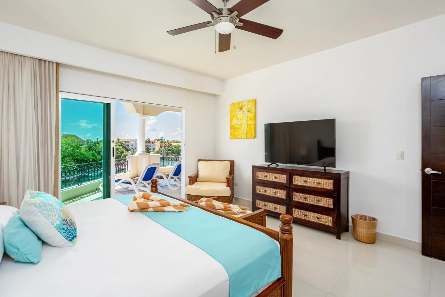 Photo of the whole room, Bed in Aventuras Club